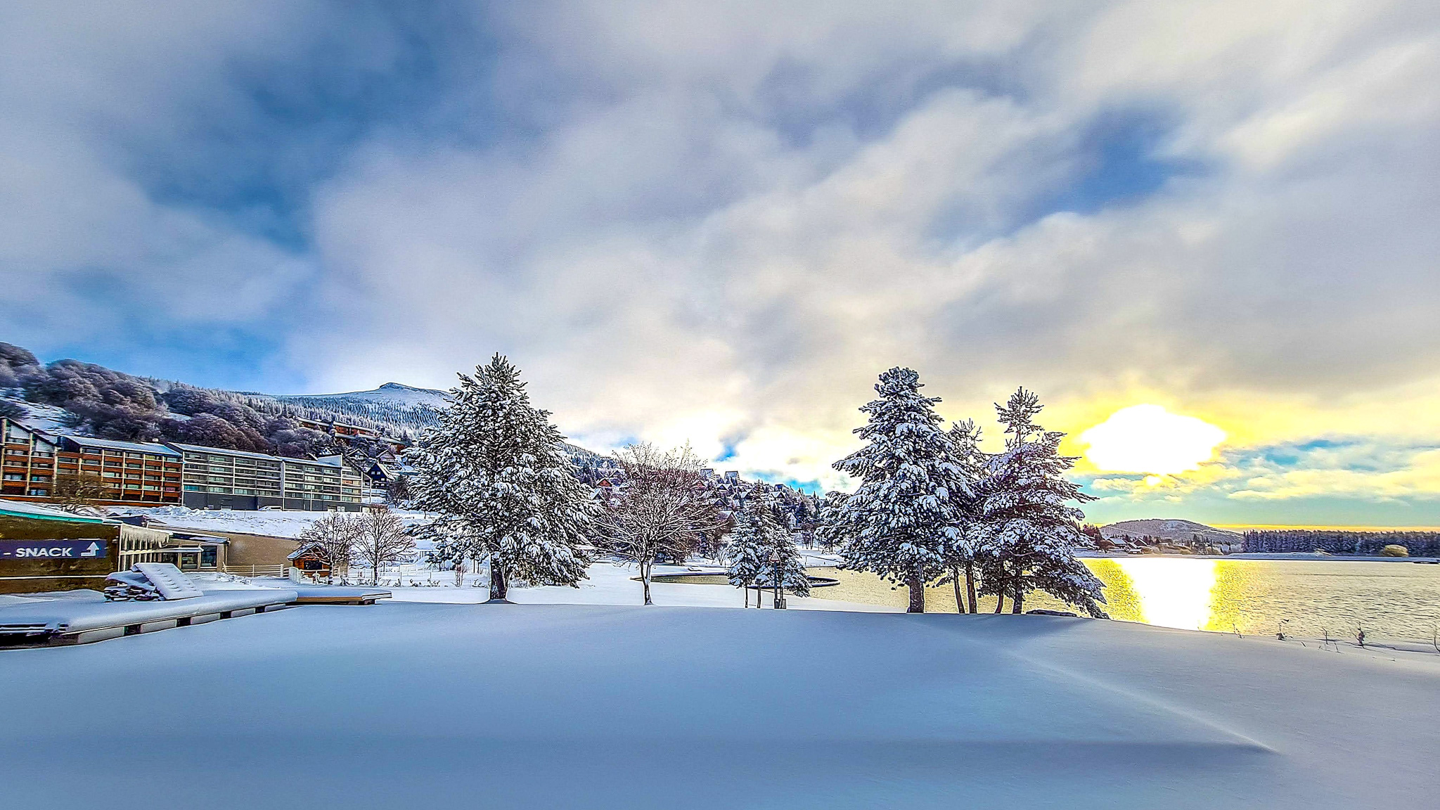 Super Besse, lever de soleil au Lac des Hermines