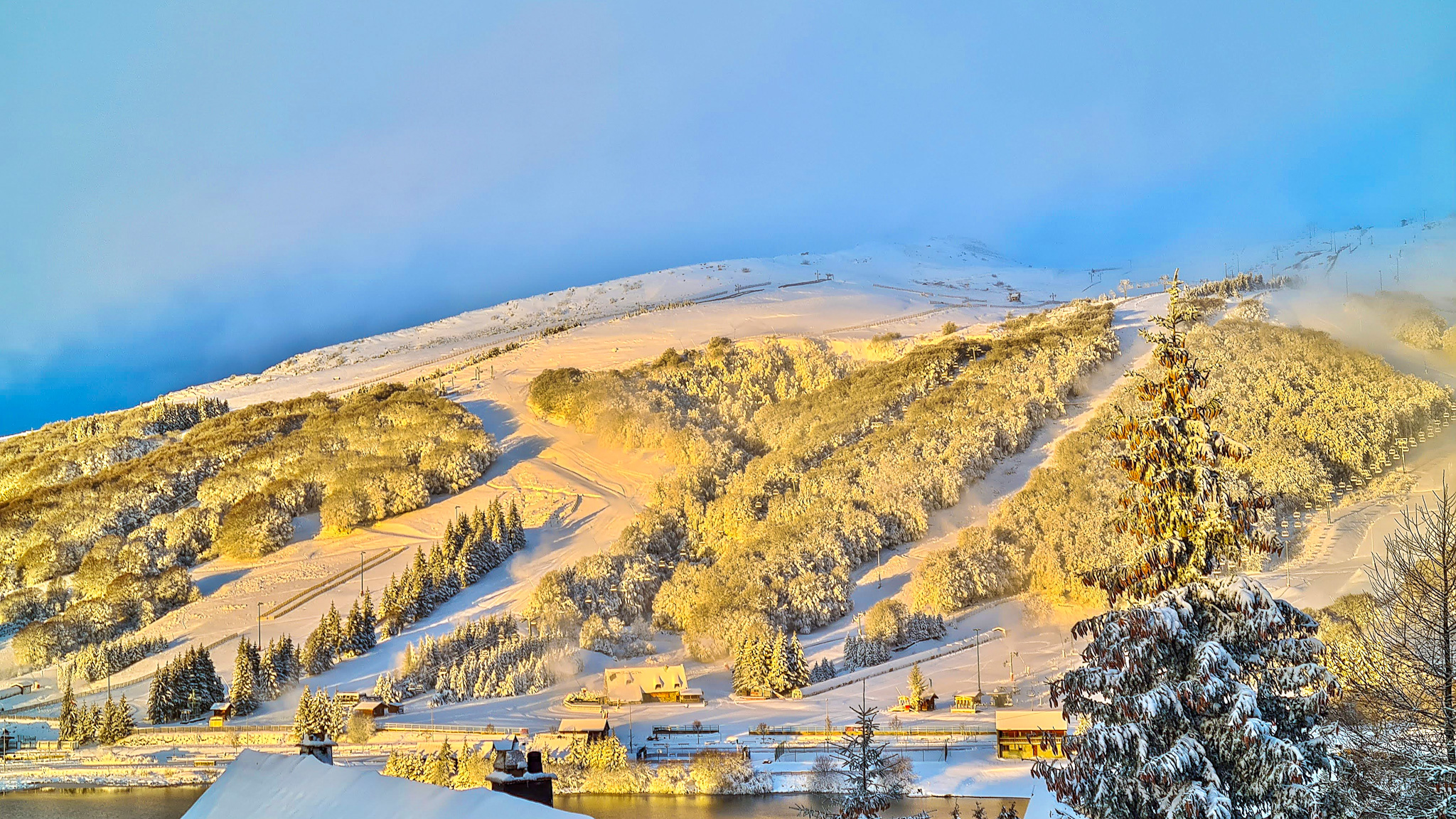Super Besse, soleil levant sur les pistes de Super Besse