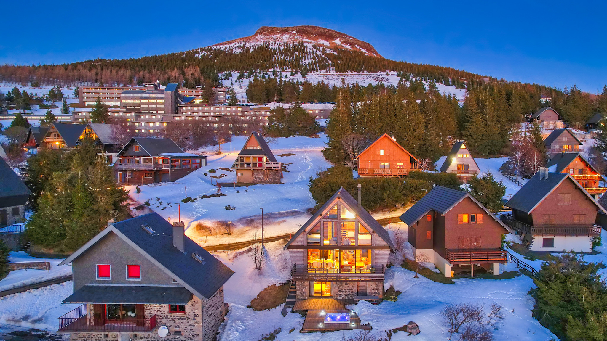 Puy de Chambourguet, chalets sur les pentes du Puy de Chambourguet
