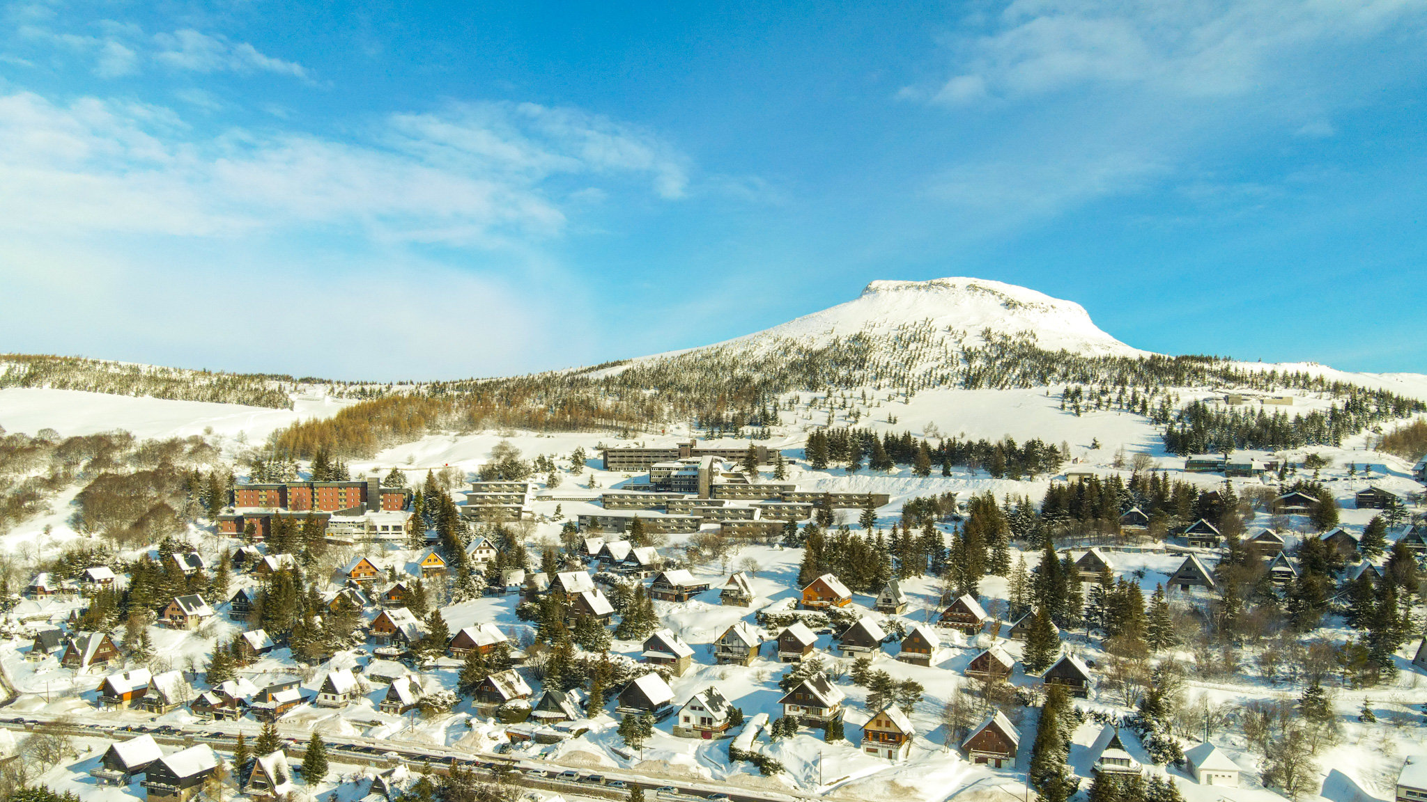 Puy de Chambourguet, le village de chalets sous la Neige