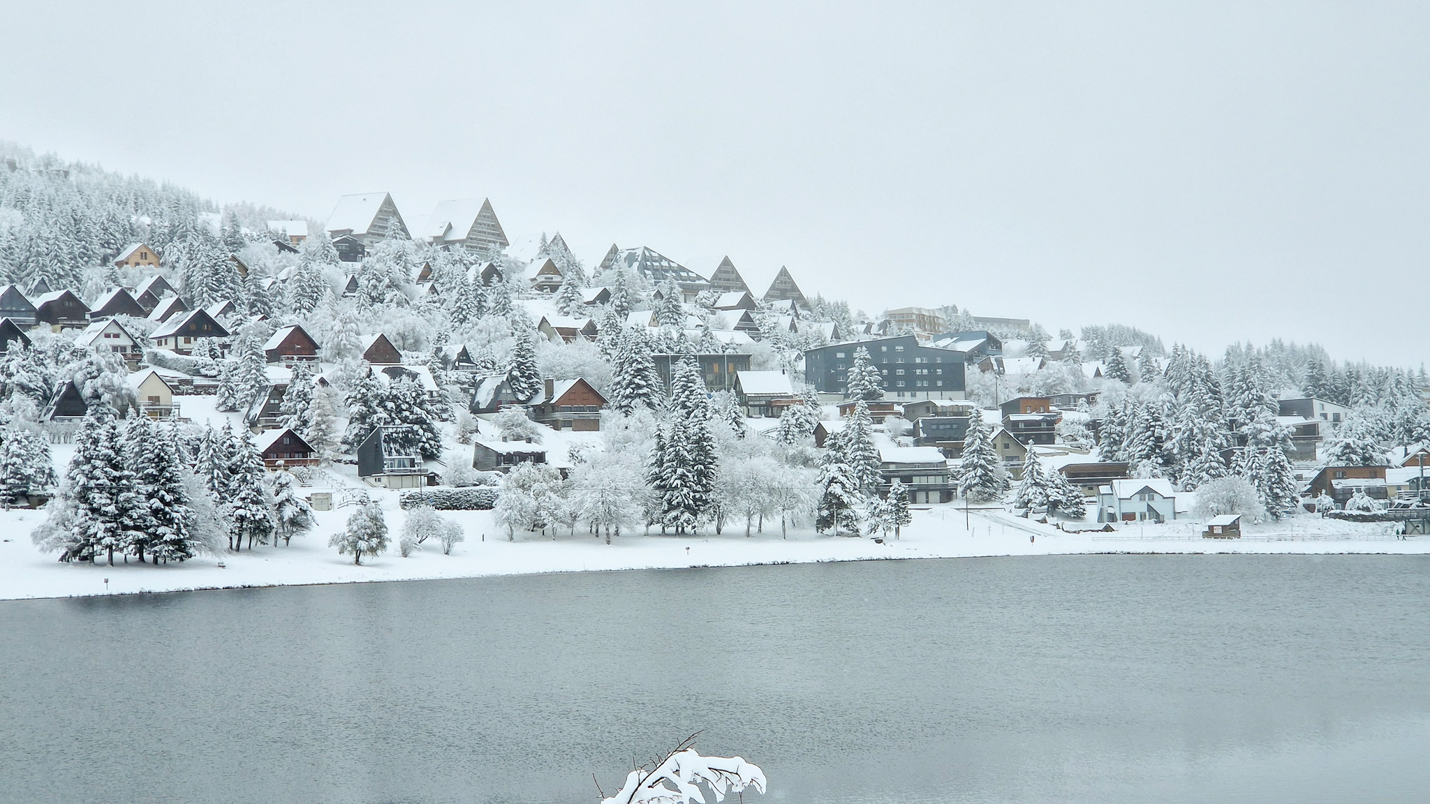 Super Besse, le Village de Chalets après les chutes de neige