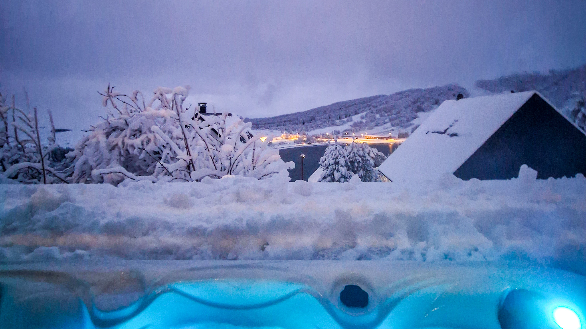 Chalet Cascade Super Besse, le Jacuzzi avec vue sur le Lac des Hermines