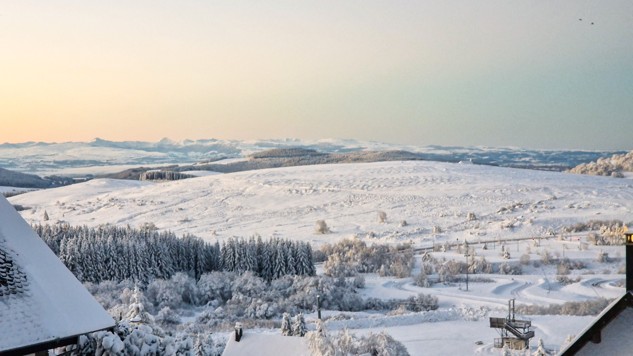 Super Besse, les monts du Cantal vue du Chalet Cascade