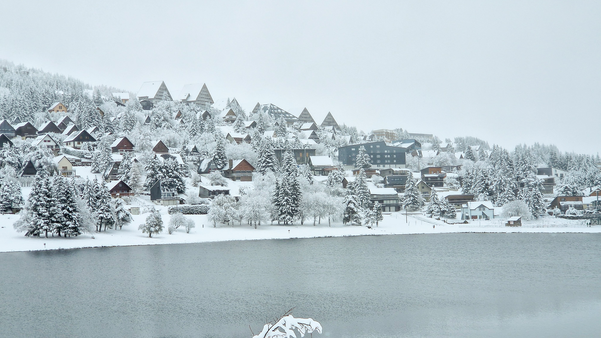 Super Besse, le Village de Chalets après les chutes de neige