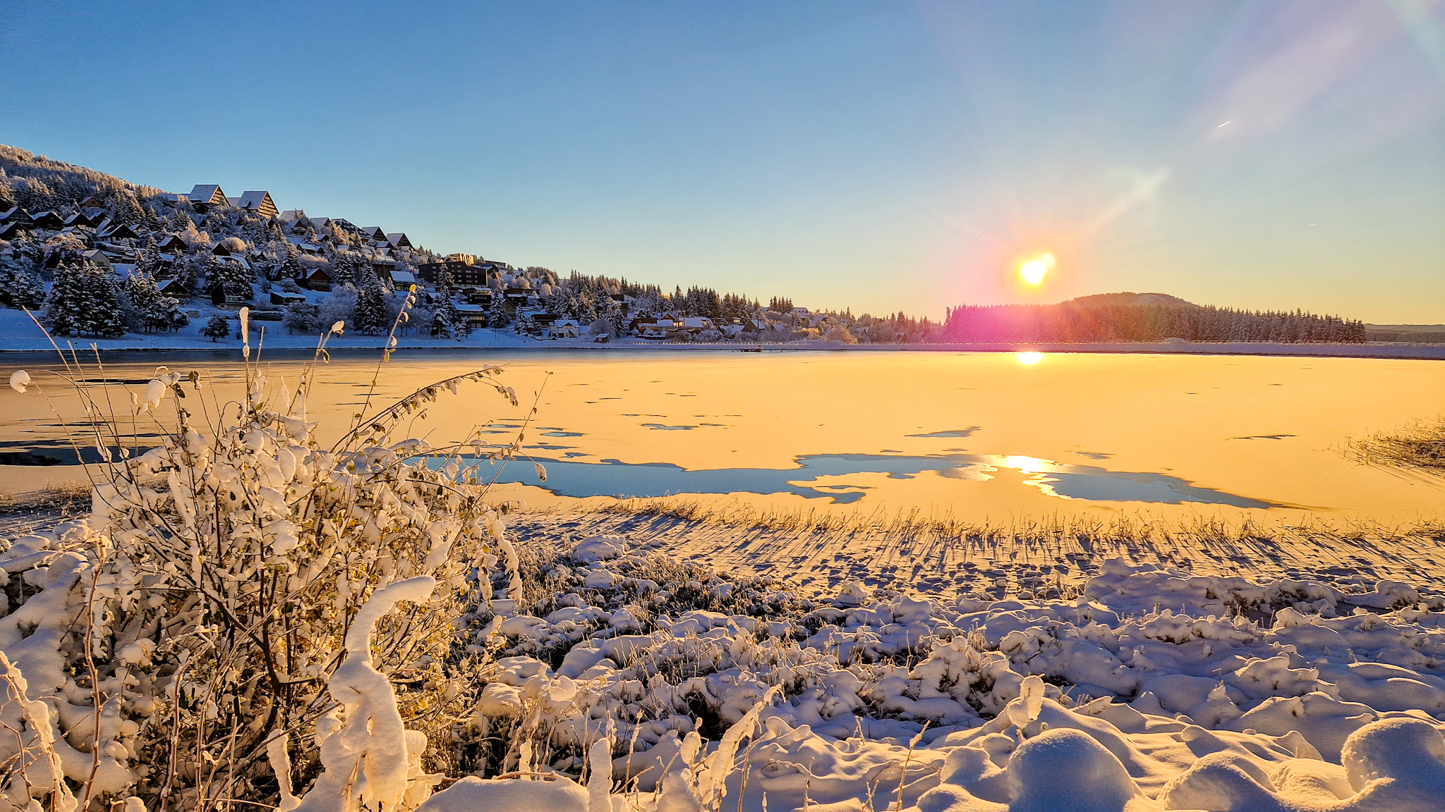 Lever du Soleil sur le Lac des Hermines à Super Besse
