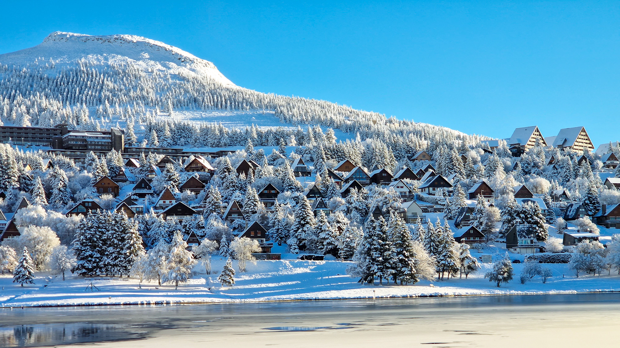 Super Besse, lever de soleil sur le village de chalets