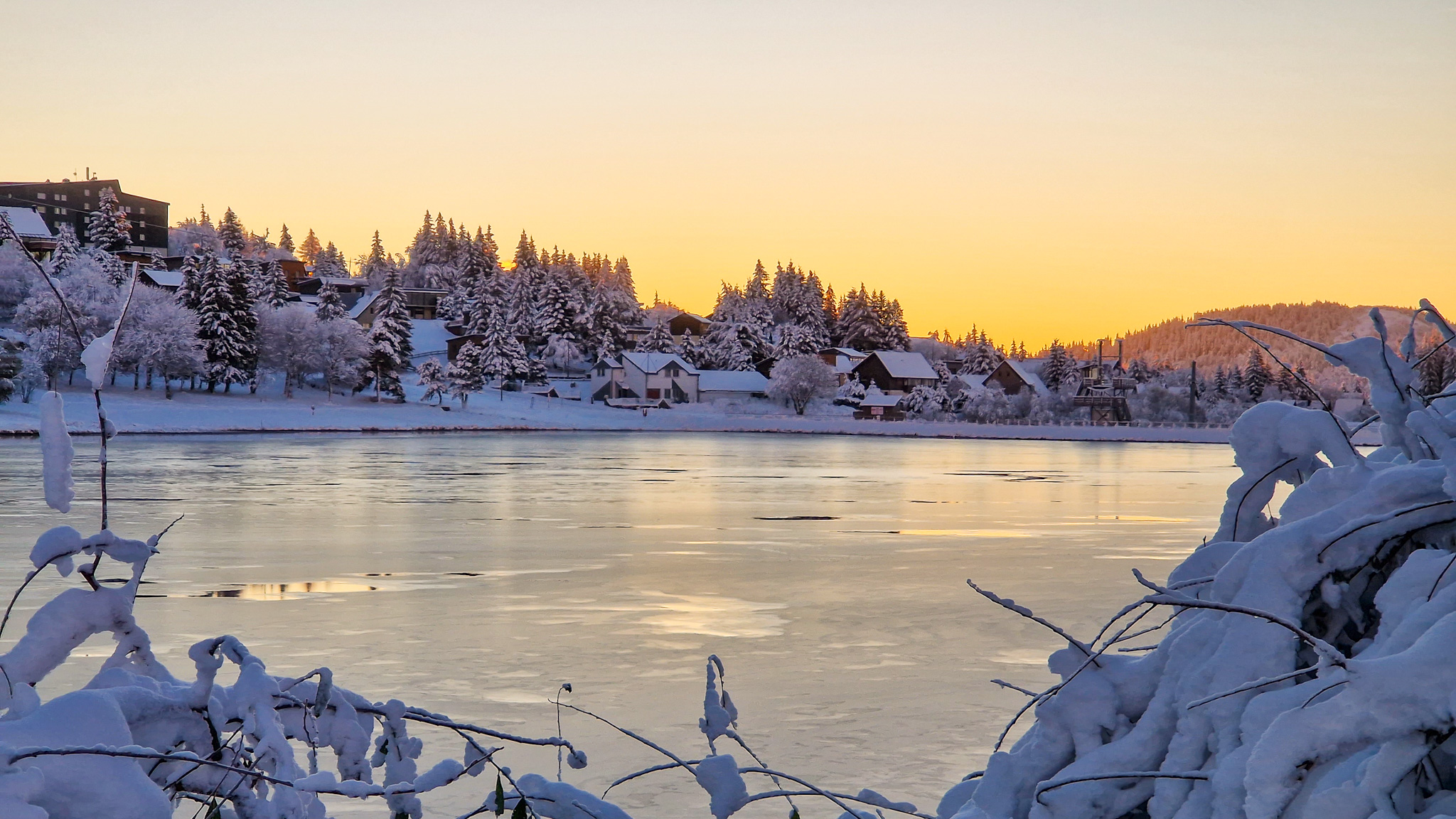 Lever du Soleil sur le Lac des Hermines à Super Besse