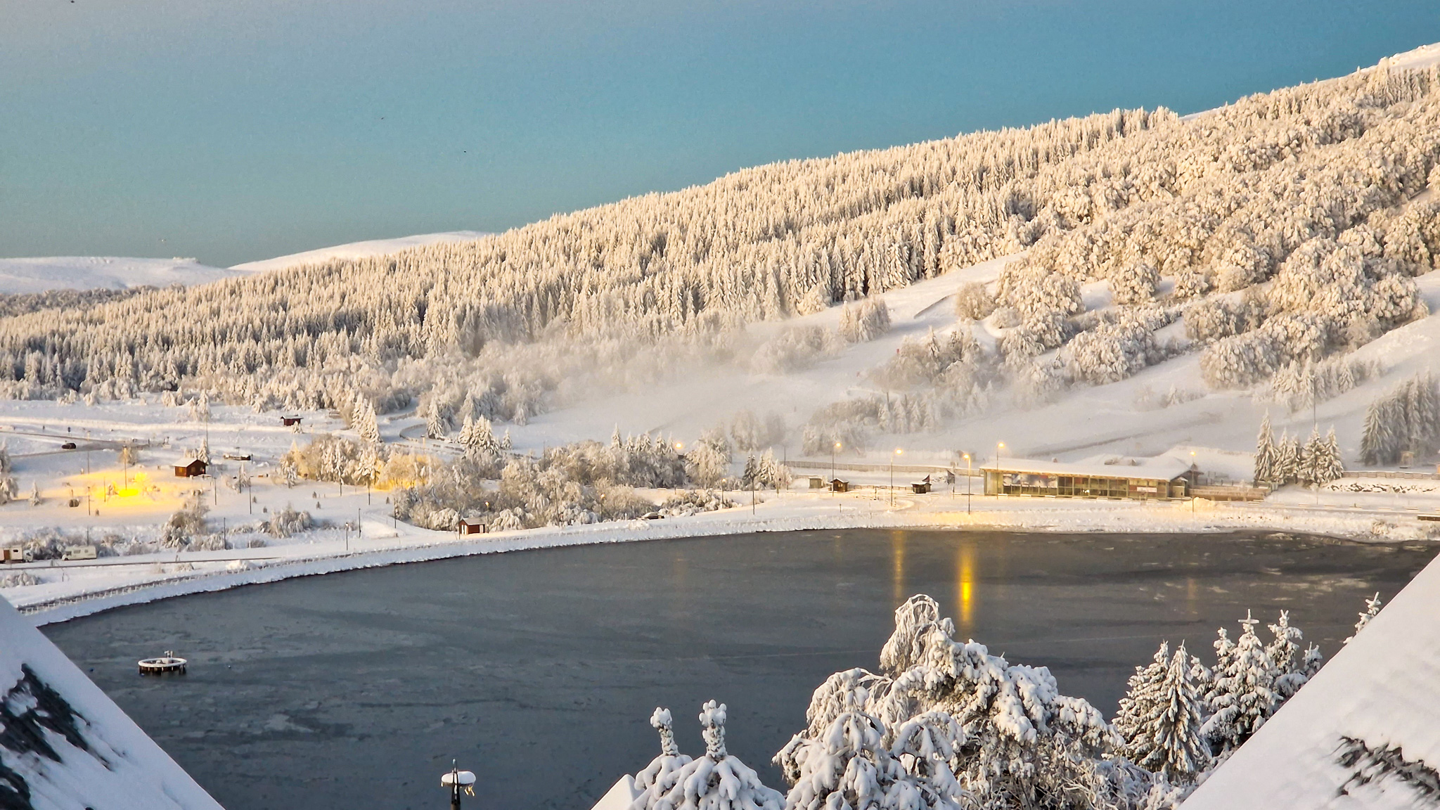 Super Besse, Chalet Cascade et la vue sur le lac des Hermines