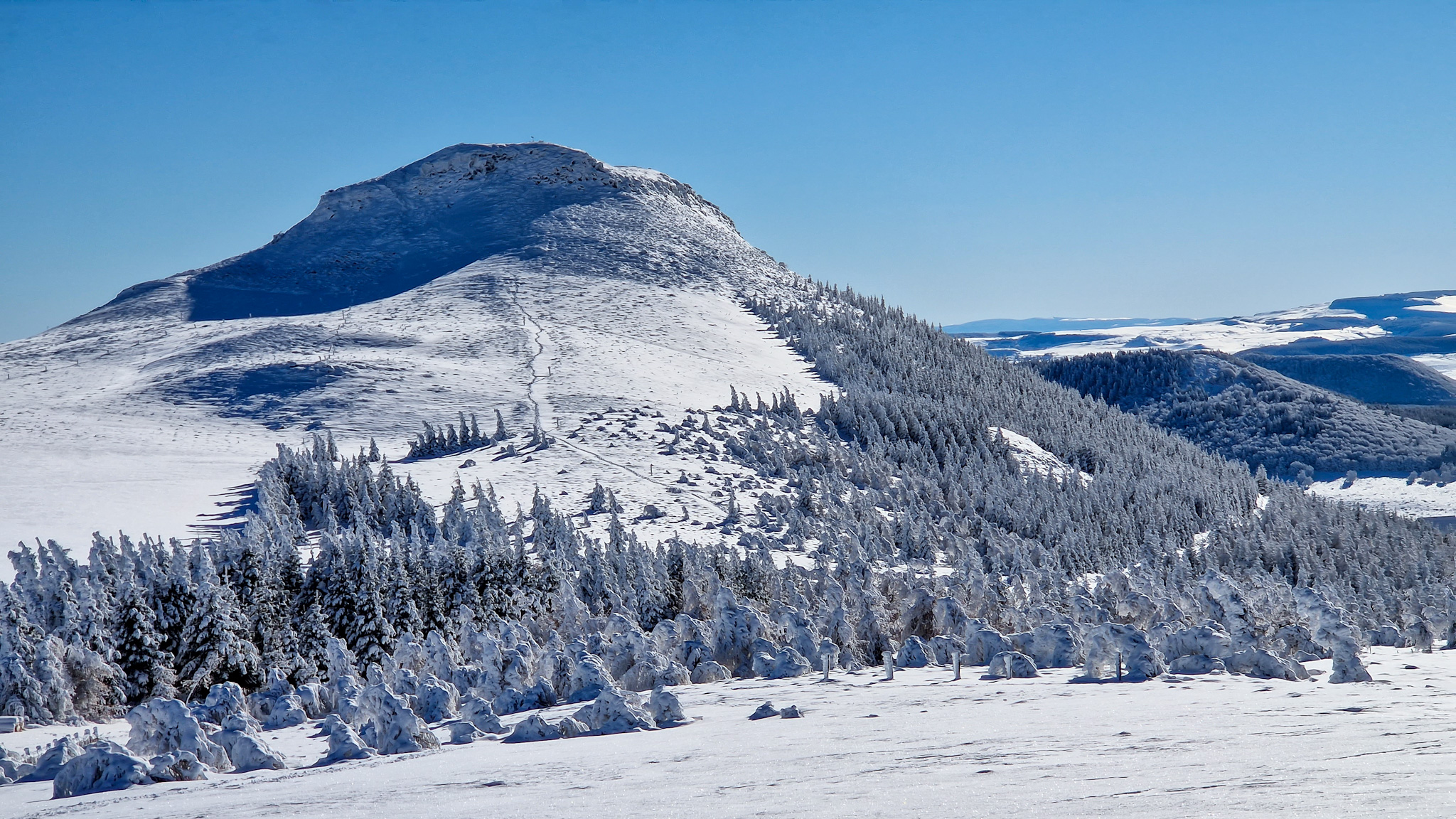 Le Puy de Chambourguet sous la neige