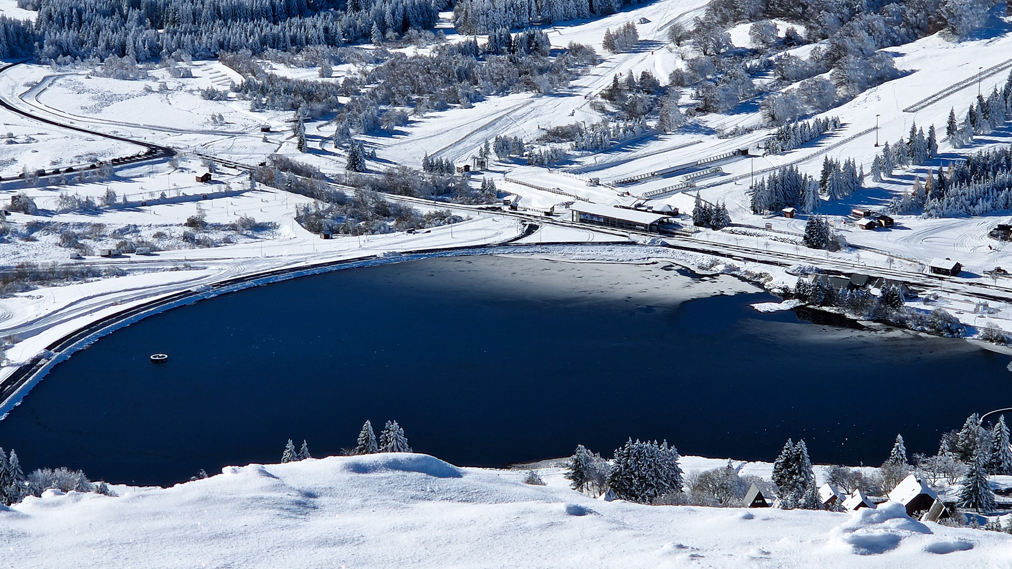 Le Lac des Hermines du sommet du Puy de Chambourguet