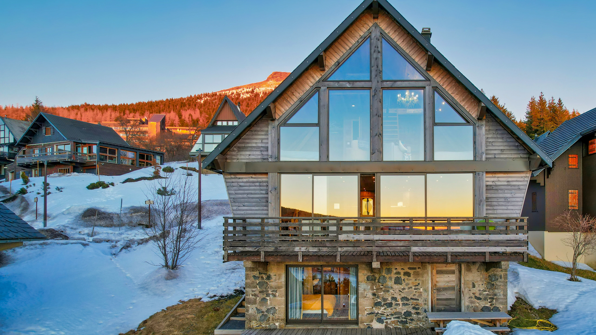 La lumière du Coucher du Soleil sur le Chalet Cascade