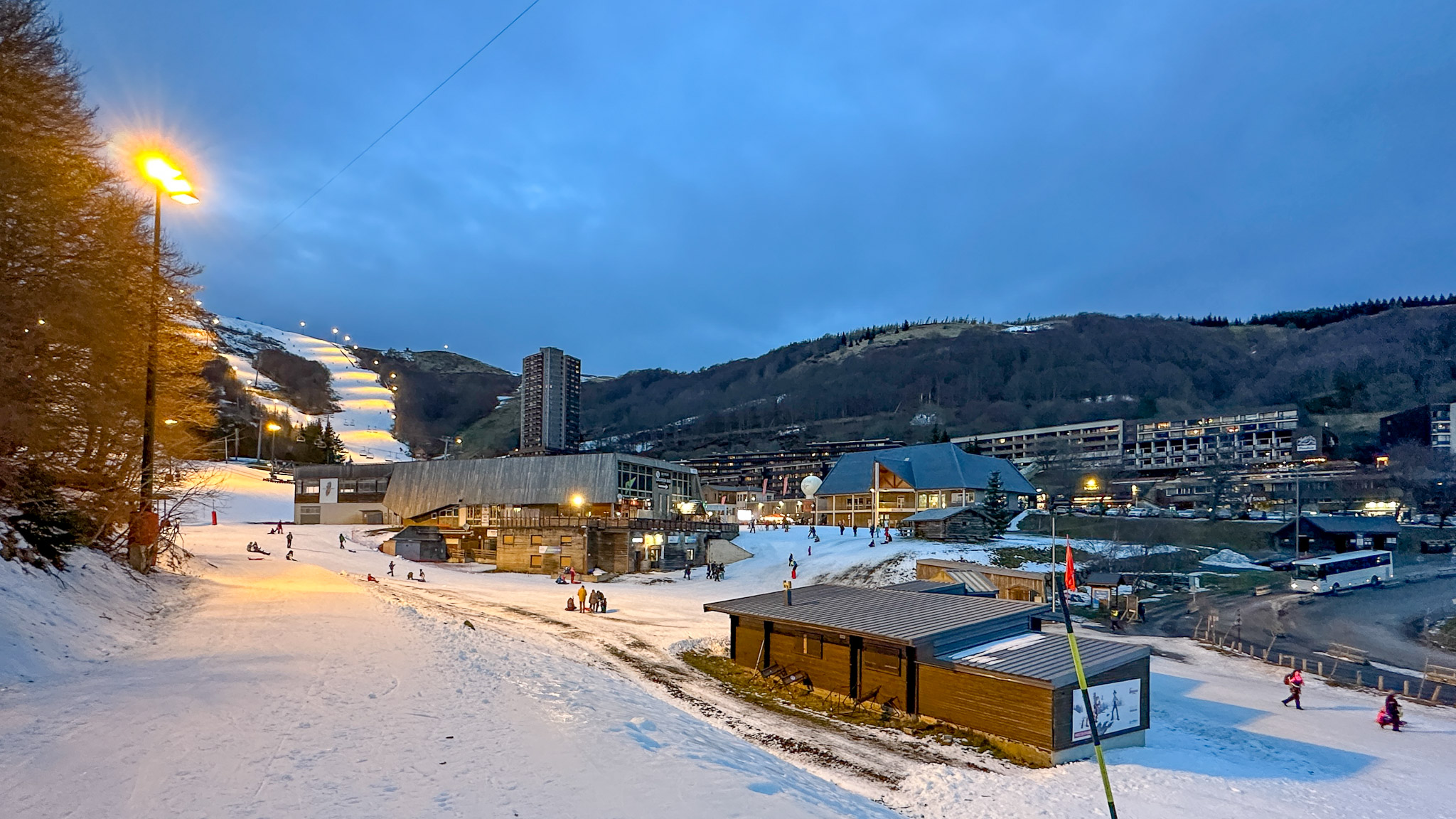 Super Besse, l'ESF de Super Besse et le centre de la station de Super Besse