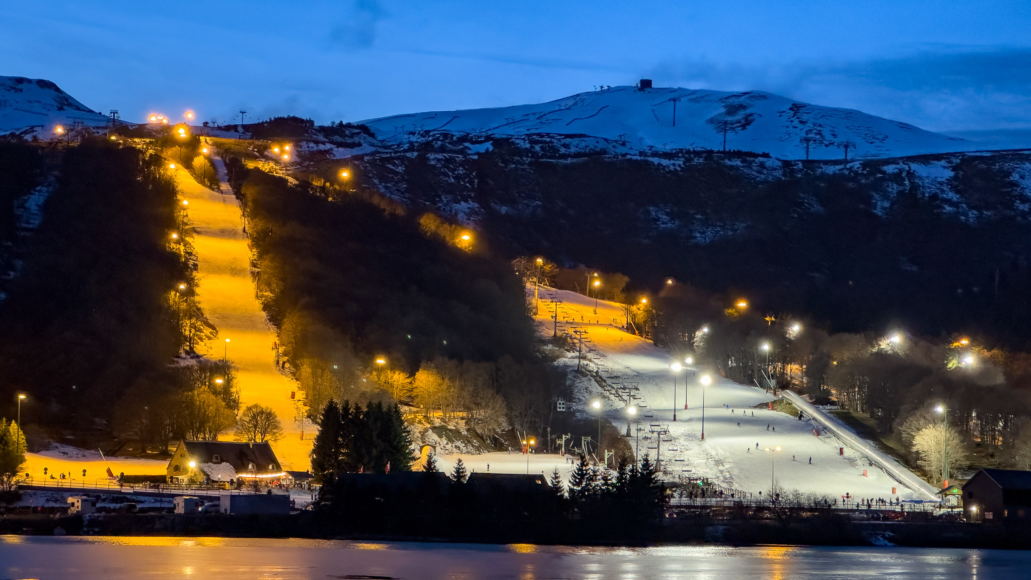 Super Besse, skier sur les pistes de Super Besse la nuit