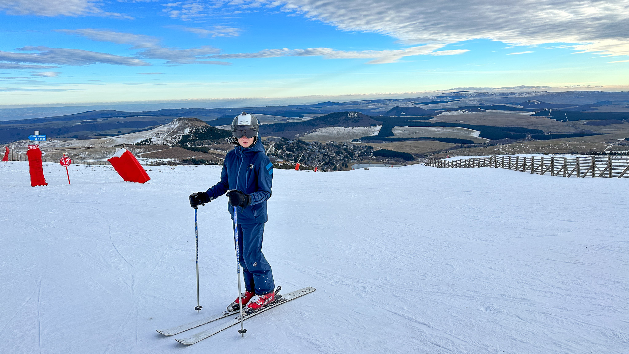Super Besse, sur les pistes rouge et vue sur la station de Super Besse