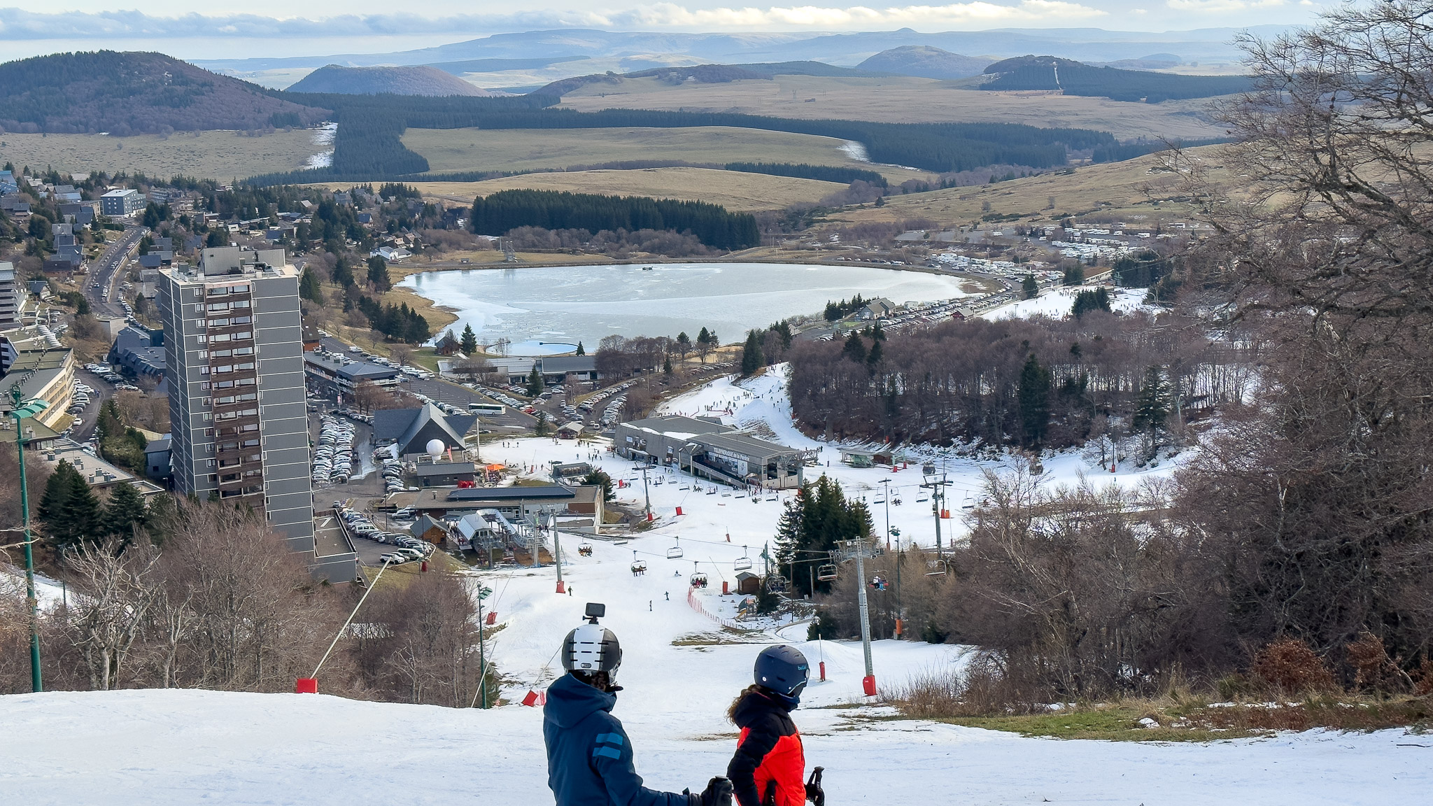 Super Besse, vue sur le Station de Super Besse, la Gare de départ du téléphérique de la Perdrix