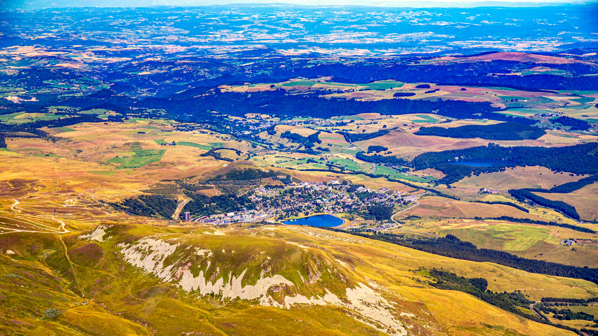 Super Besse, au dessus du Puy de Sancy, belle vue sur Super Besse et le Puy du Paillaret