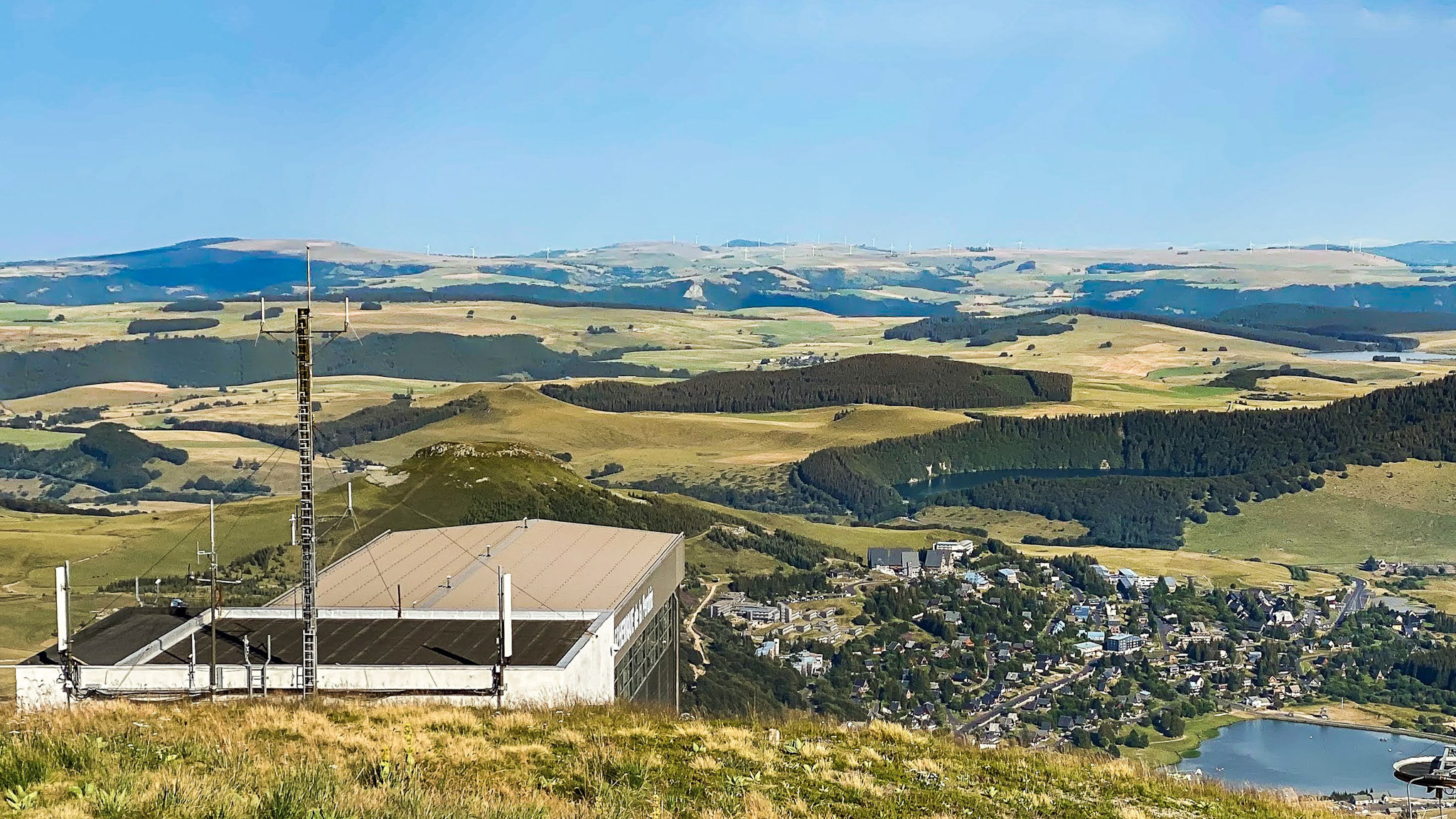 Super Besse, Gare d'arrivée du Téléphérique de Super Besse et vue sur Super Besse