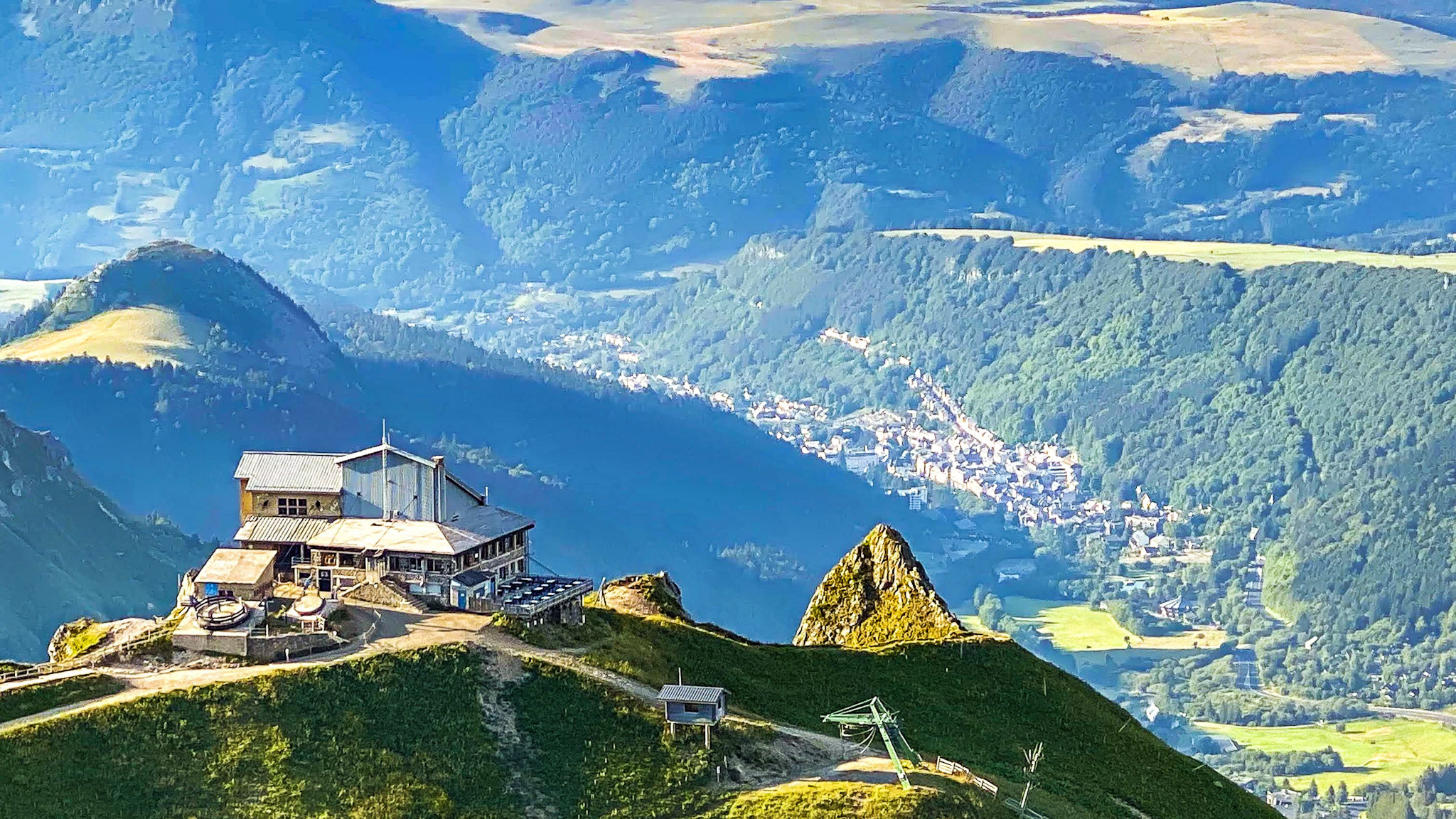 Super Besse, Gare d'arrivée du Téléphérique de Super Besse et vue sur Super Besse