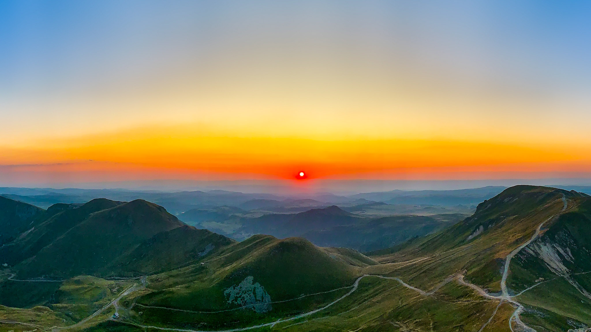 Super Besse, au sommet du Puy de Sancy, Lever de Soleil sur le Puy Ferrand et le Puy de Cacadogne