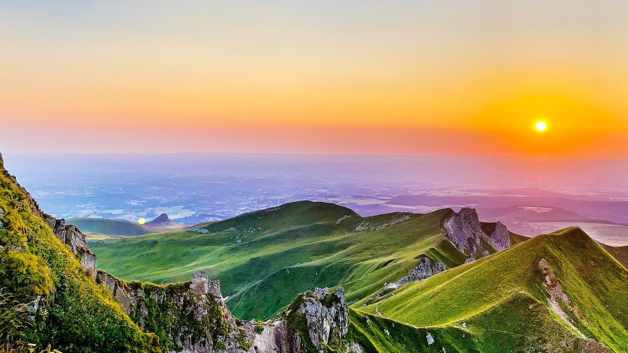 Super Besse, au sommet du Puy de Sancy, coucher de Soleil sur le Pas de l'Ane, le Puy de Chalane et le Roc de Courlande