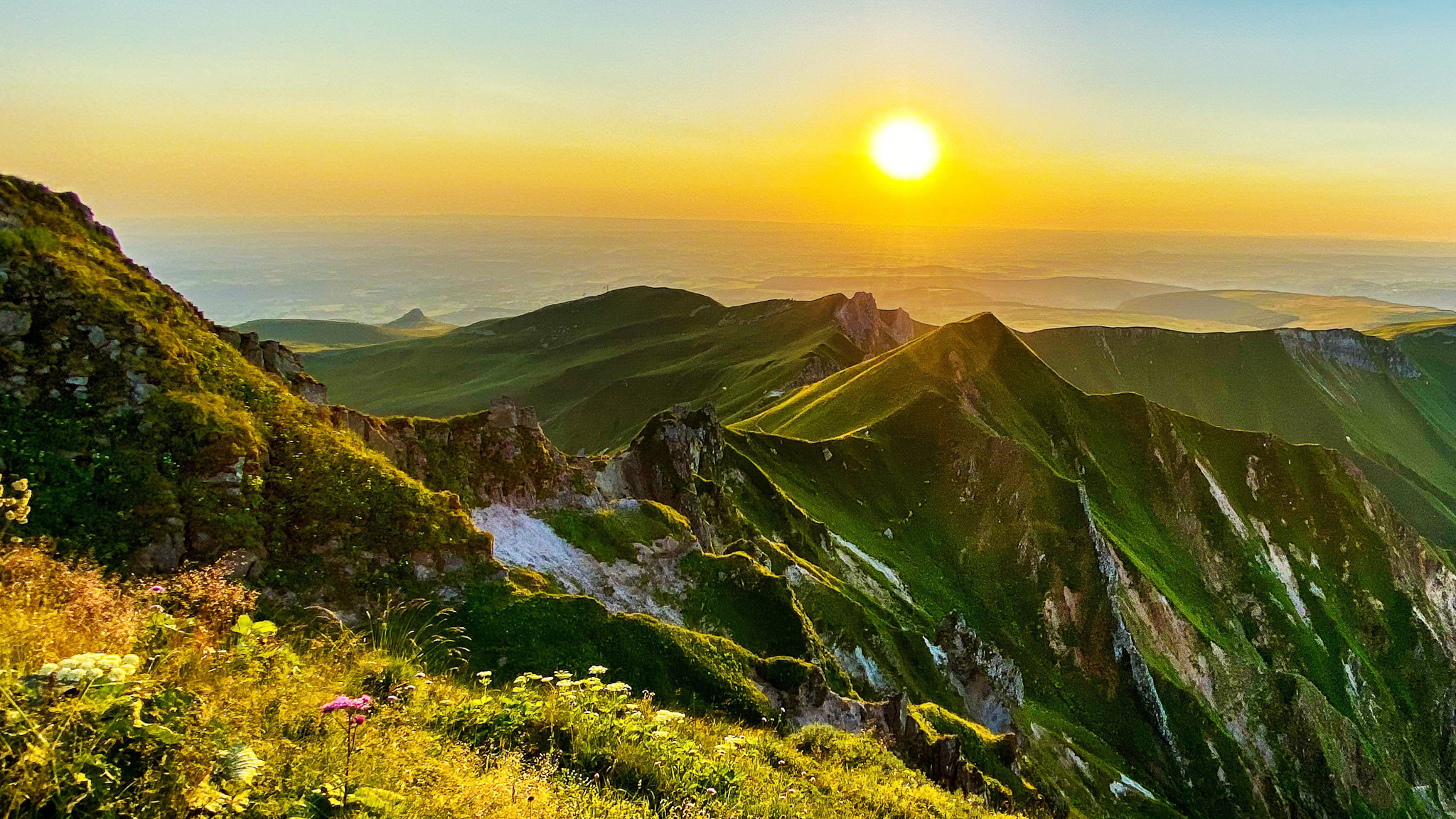 Super Besse, au sommet du Puy de Sancy, coucher de soleil sur le Puy Redon et la Tour Carrée