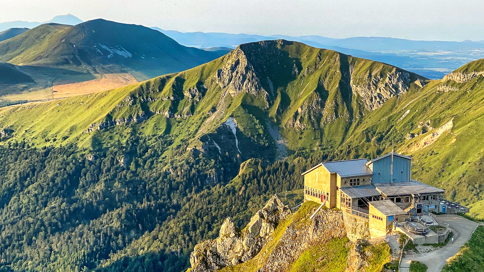 Super Besse, belle vue sur la Gare d'arrivée du Téléphérique du Sancy, le Roc de Cuzeau et le Puy de l'Angle