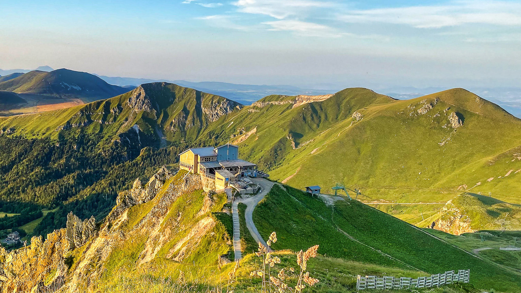 Super Besse, lumière du soir sur la Gare d'arrivée du téléphérique du Sancy, vue sur le Roc de Cuzeau et le Puy des Crebassses