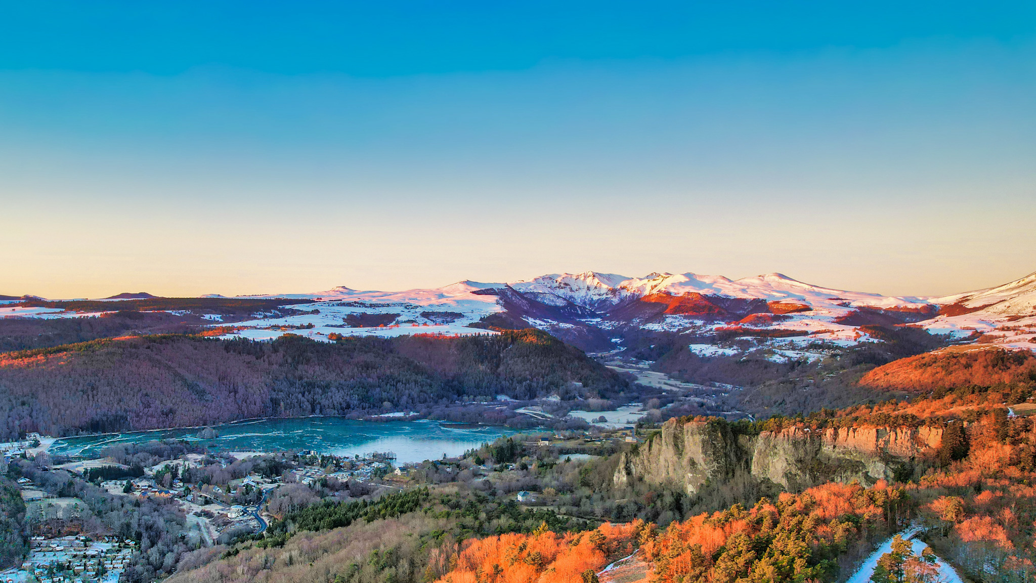 Massif du Sancy, le Lac Chambon, la dent du marais et le massif du Sancy enneigé