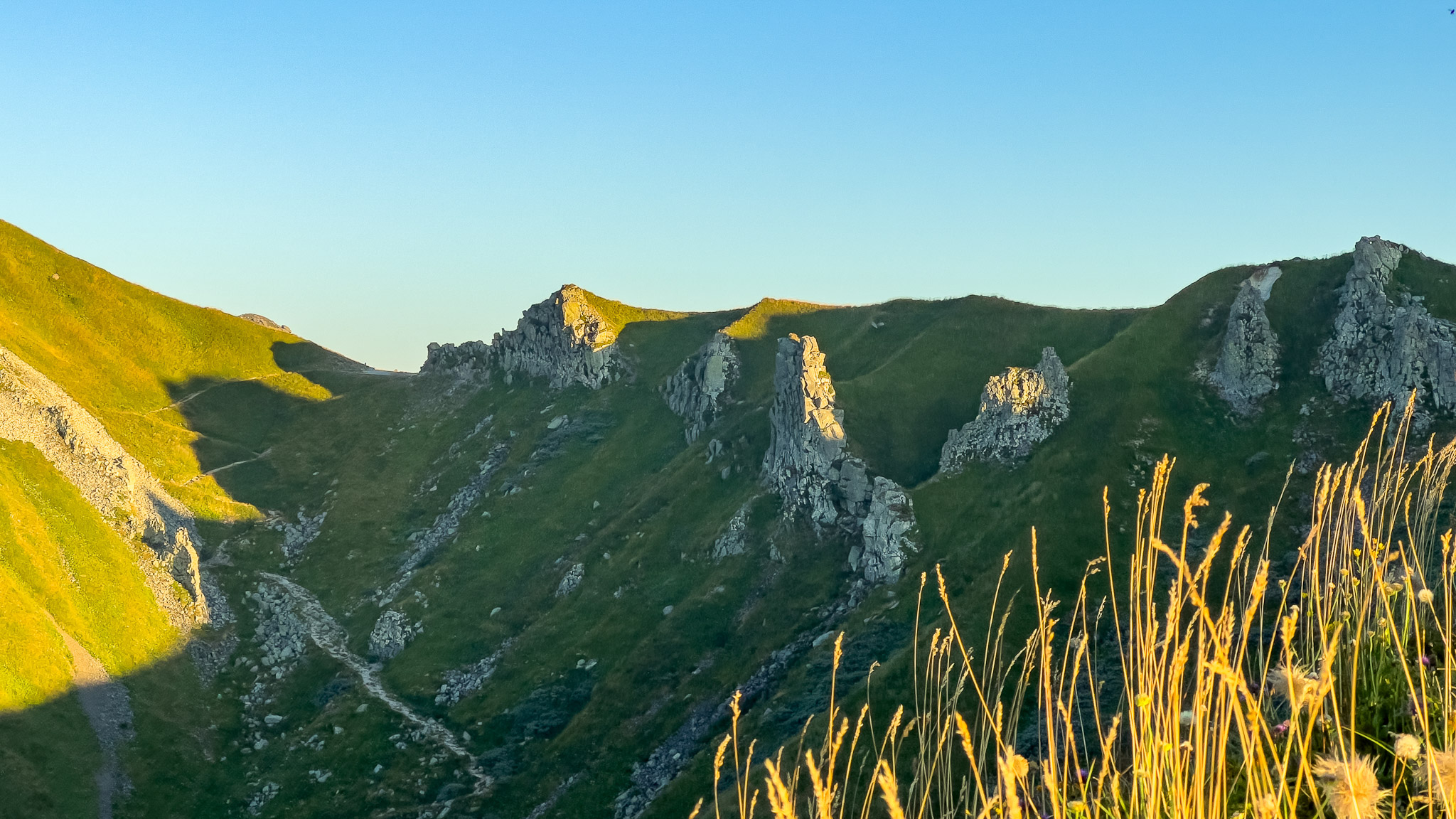 Du Val de Courre au Col de Courre, vue du chemin des crêtes entre la Tour Carrée et le Puy de Cliergue