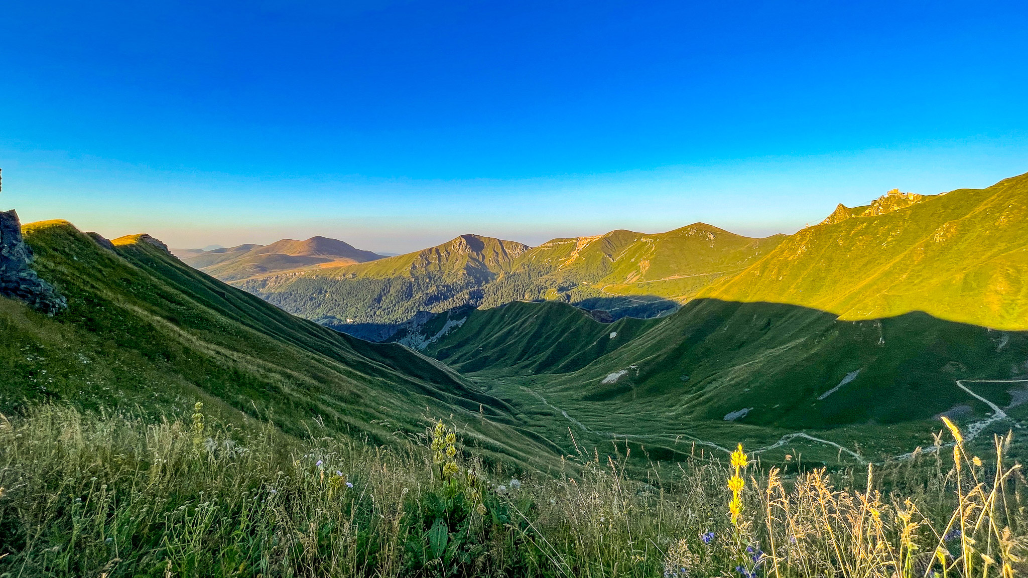 le Val de Courre entre la Tour Carrée et le Puy de Cliergue, vue sur le Massif Adventif