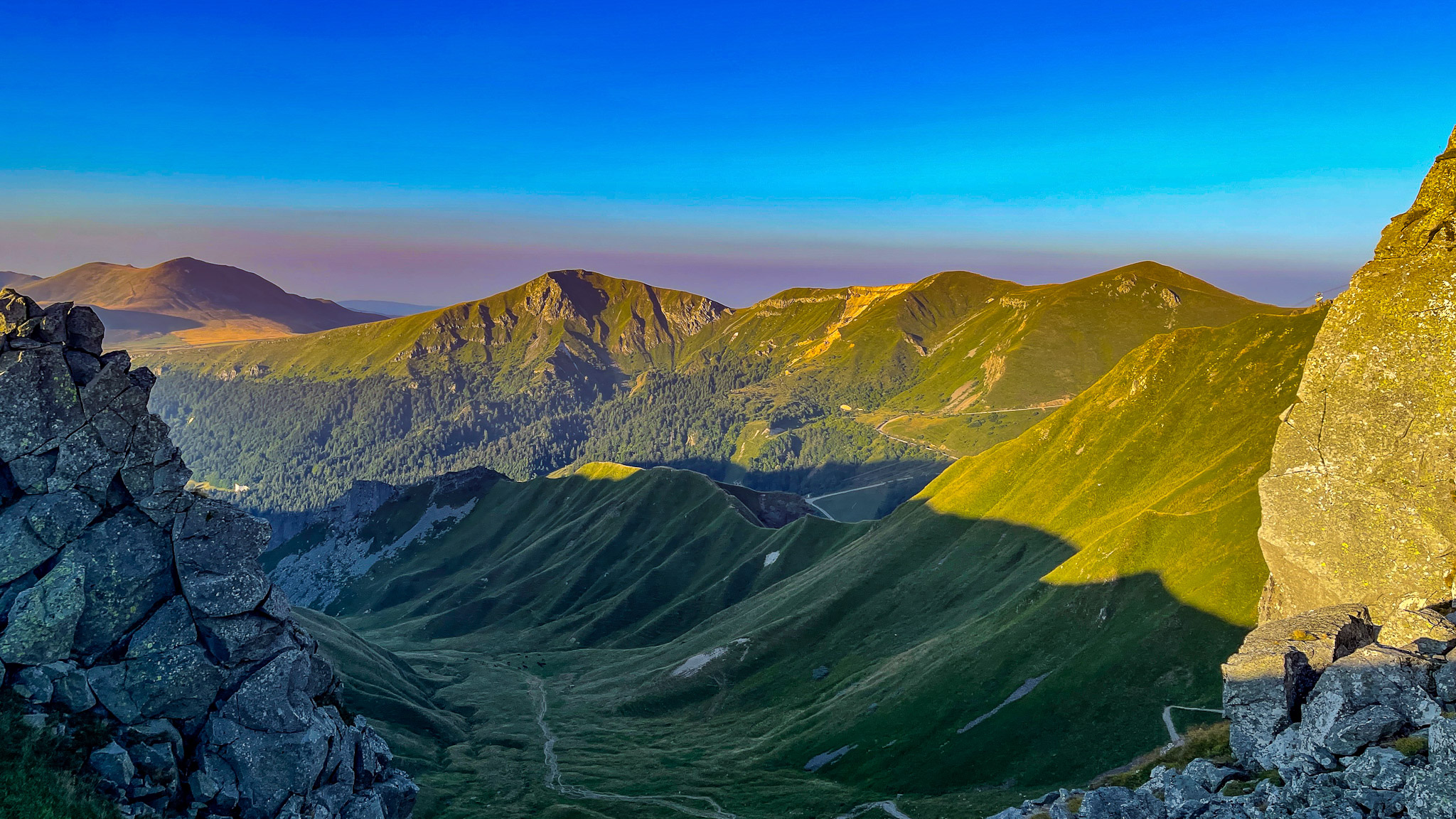 La Vallée de Val de Courre vue entre le Col de Courre et la Tour Carrée. vue sur le Puy des Crebasses, le Roc de Cuzeau et le Puy de l'Angle