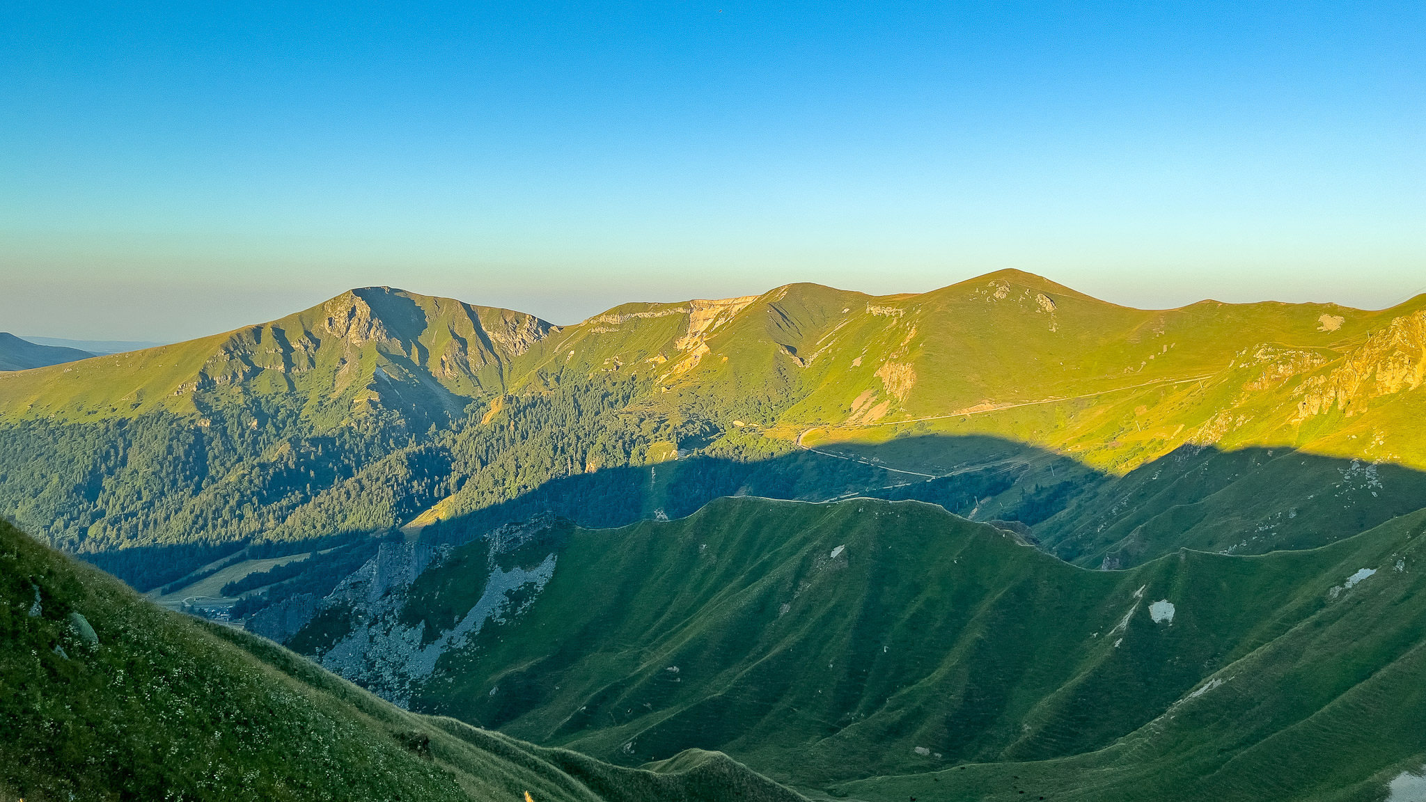 Le Val de Courre vue du Chemin des Crêtes entre le Puy de Cliergue et le Col de Courre