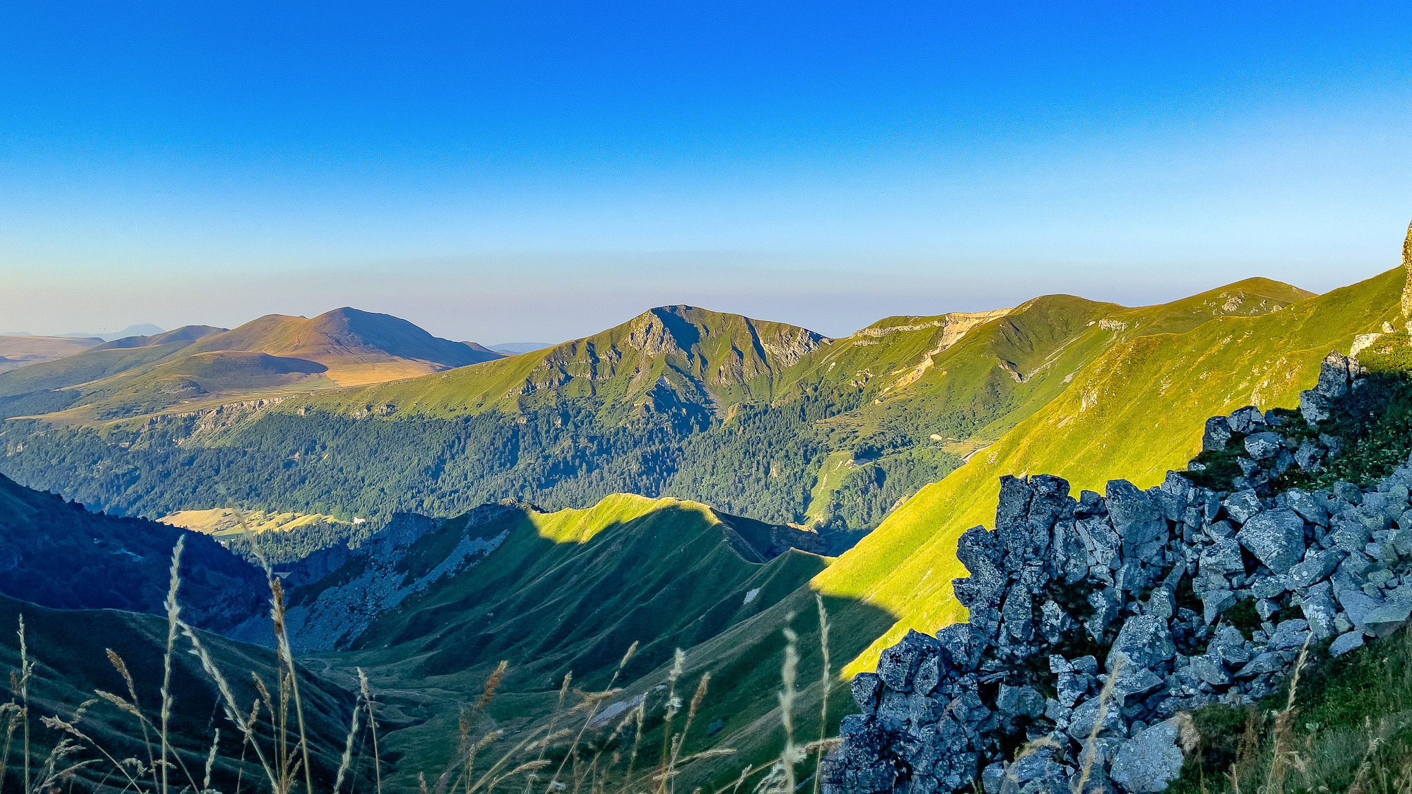 Le Val de Courre avec vue sur le Roc de Cuzeau et le Puy de l'Angle