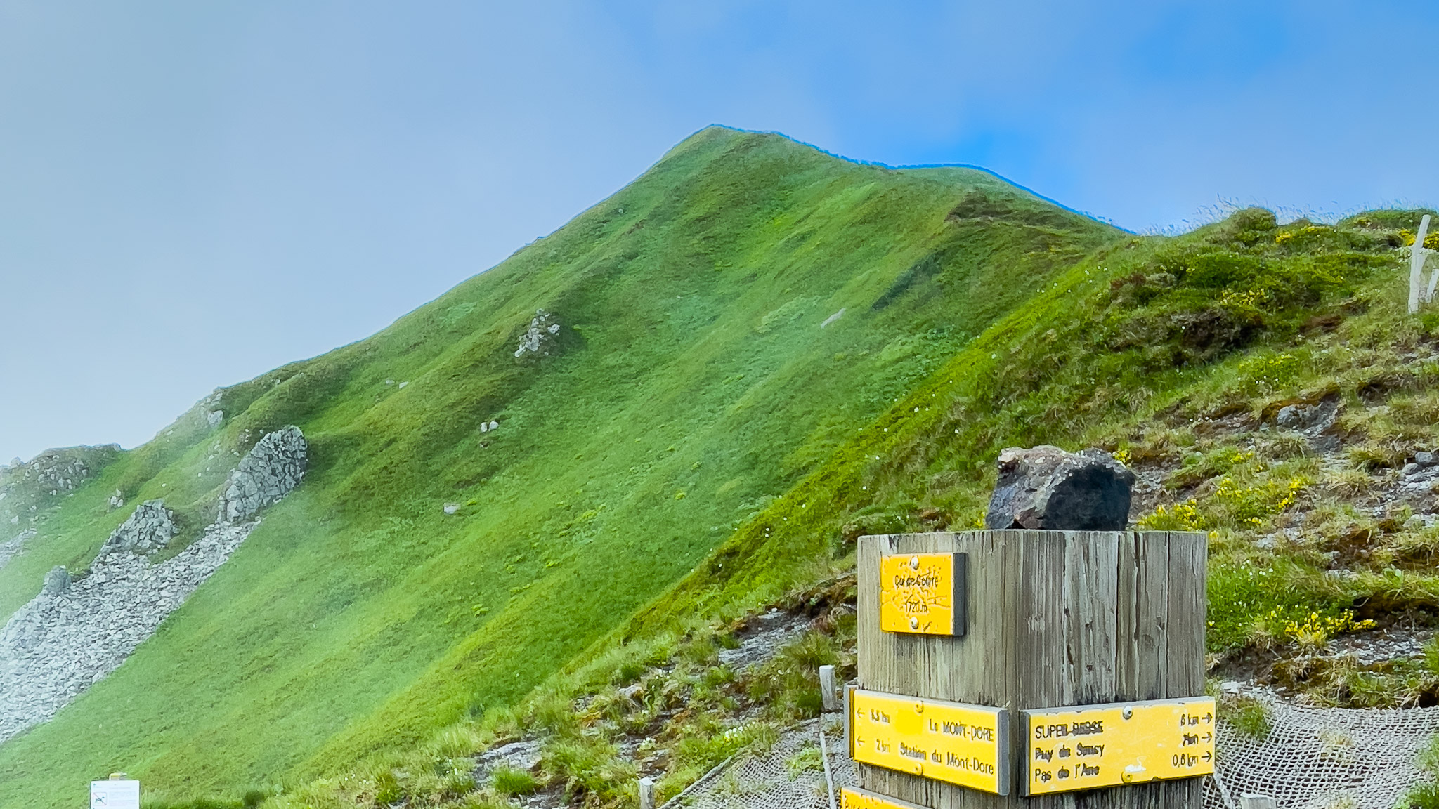 Pour atteindre le Puy de Sancy, découvrez le col de la Courre sur le chemin des crêtes, du Val de Courre et de la Vallée de la Fontaine Salée.