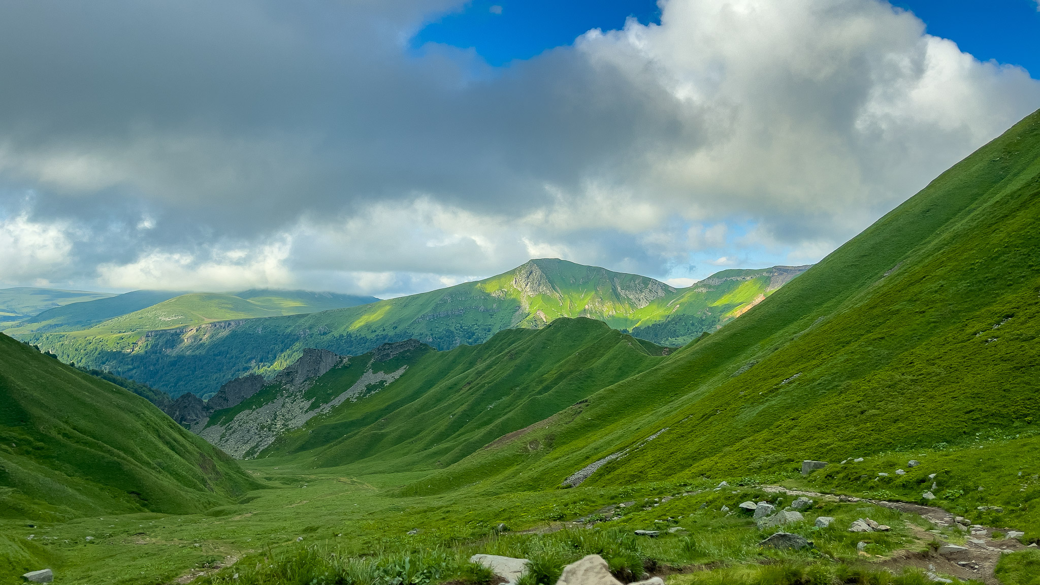 Lieu de randola Vallée du Val de Courre offre un joli panorama du Massif du Sancy., le Roc de Cuzeau et le Plateau de Durbise