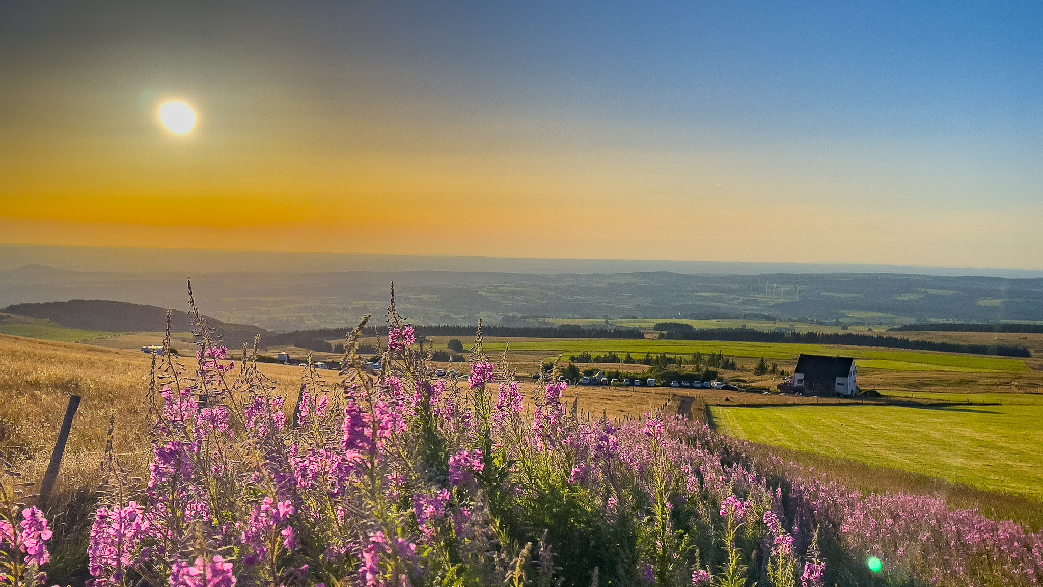 Montée vers le Sommet de la Banne d'Ordanche pour le Coucher du Soleil