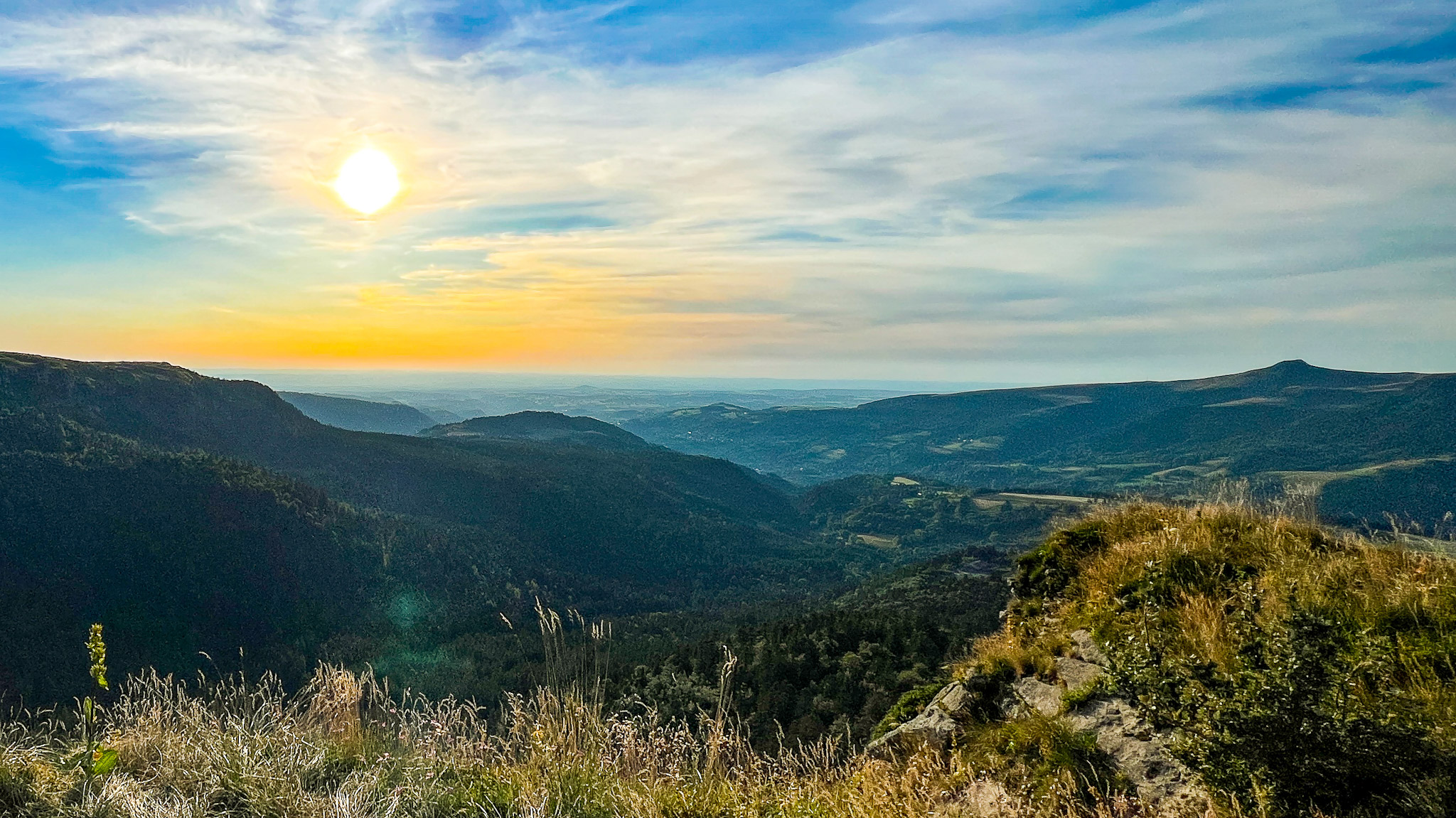 Sommet du Capucin au Mont Dore, coucher de soleil sur la Banne d'Ordanche