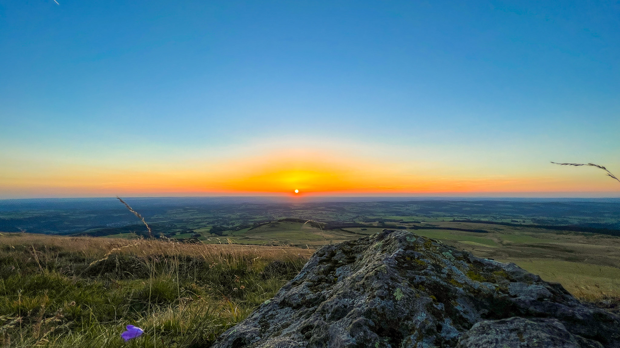 Au sommet de la Banne d'Ordanche, magnifique coucher de soleil sur la campagne Auvergnate