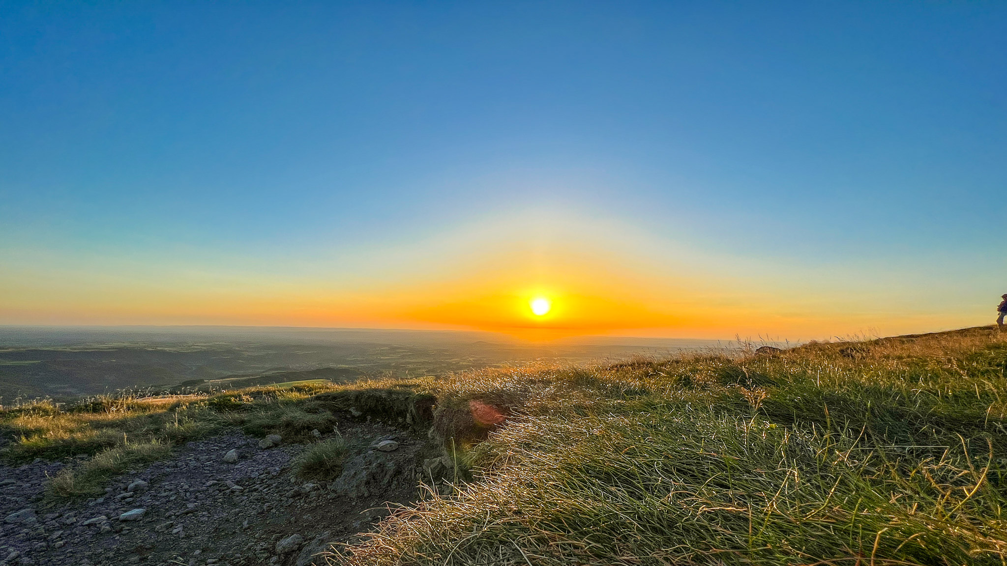 Au sommet de la Banne d'Ordanche, coucher de soleil sur l'herbe
