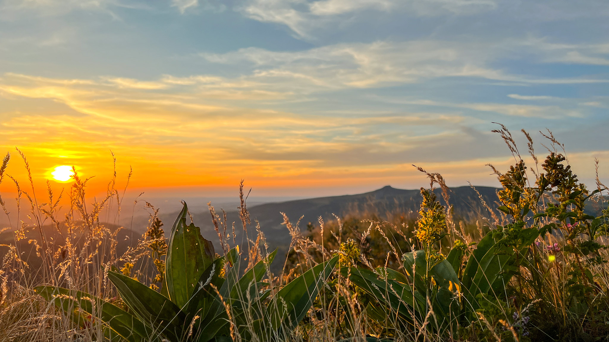 Au Sommet du Capucin dans le Massif du Sancy, coucher de soleil avec vue sur la Banne d'Ordanche
