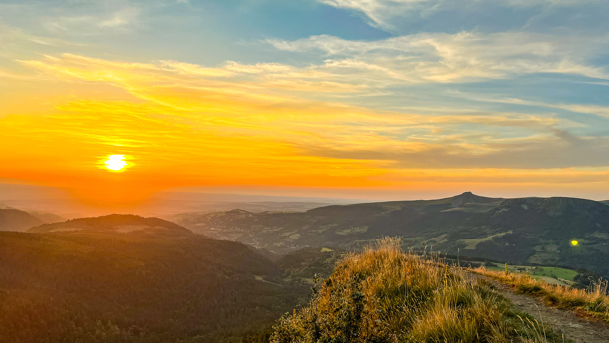Coucher de Soleil sur la Banne d'Ordanche et la Vallée de la Dordogne dans le Massif du Sancy