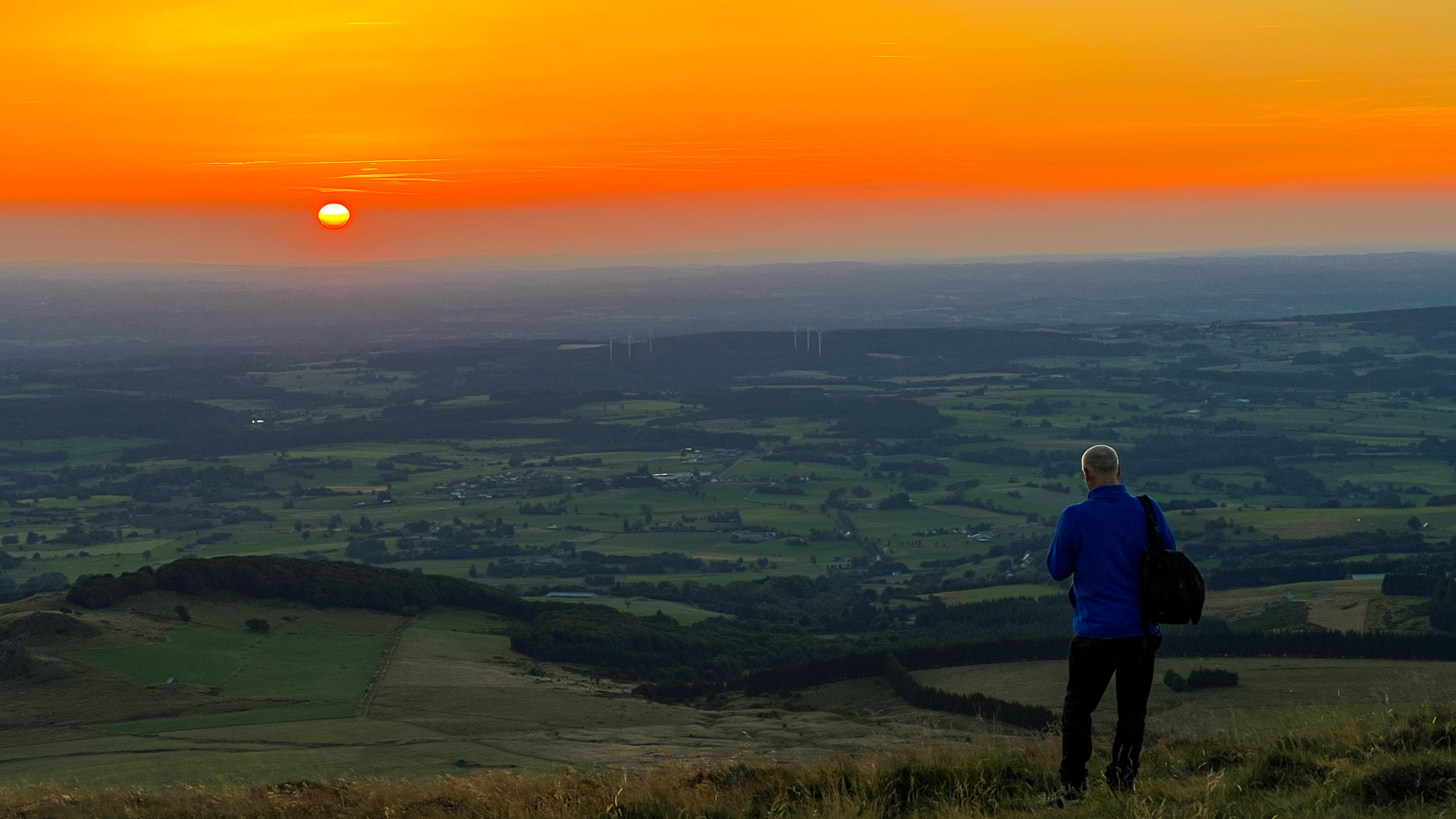 La Banne d'Ordanche, le soleil se couche sur la campagne auvergnate