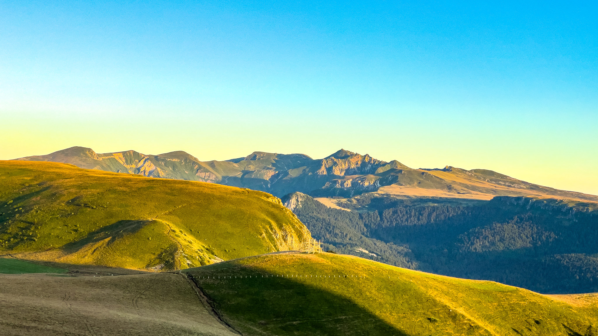 Banne d'Ordanche, soleil couchant sur le Massif du Sancy, le Capucin, le Puy de Sancy et le Puy de Cliergue