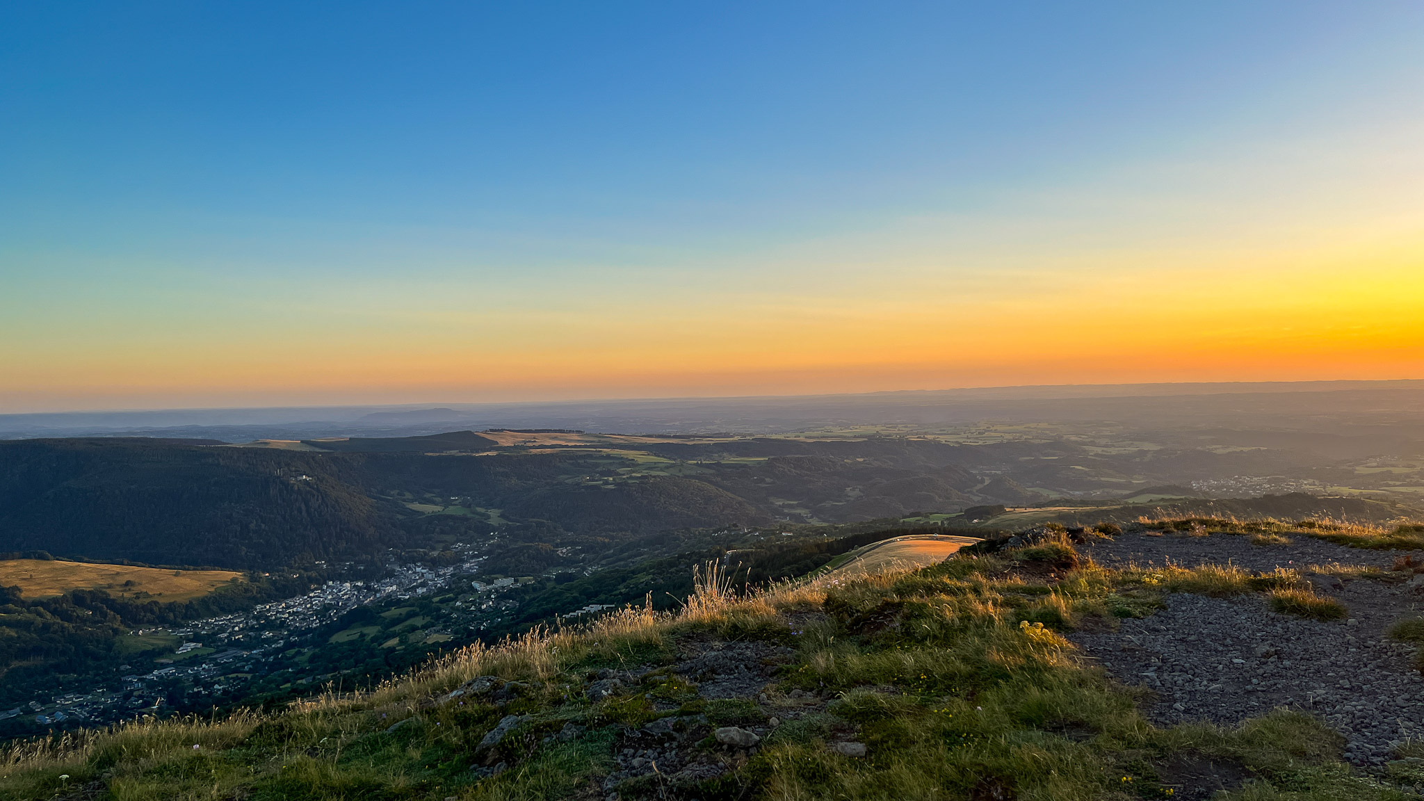 La Banne d'Ordanche, le soleil se couche sur la Vallée de la Dordogne à la Bourboule