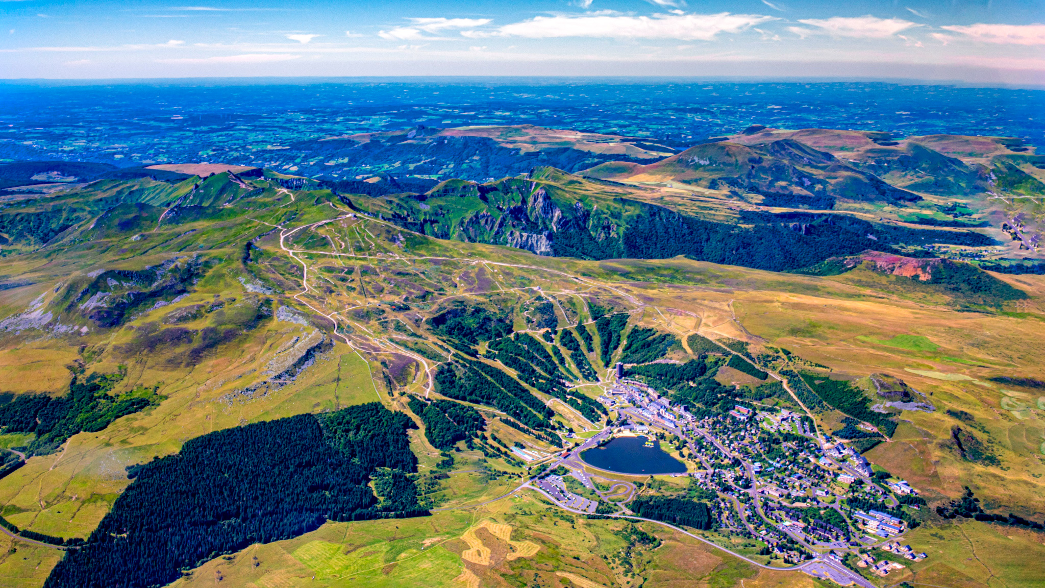 Photo Aérienne du Massif du Sancy, De Super Besse au Puy de Sancy, vue sur la Vallée de Chaudefour