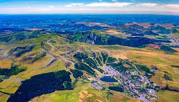 Photo Aérienne du Massif du Sancy, De Super Besse au Puy de Sancy, vue sur la Vallée de Chaudefour