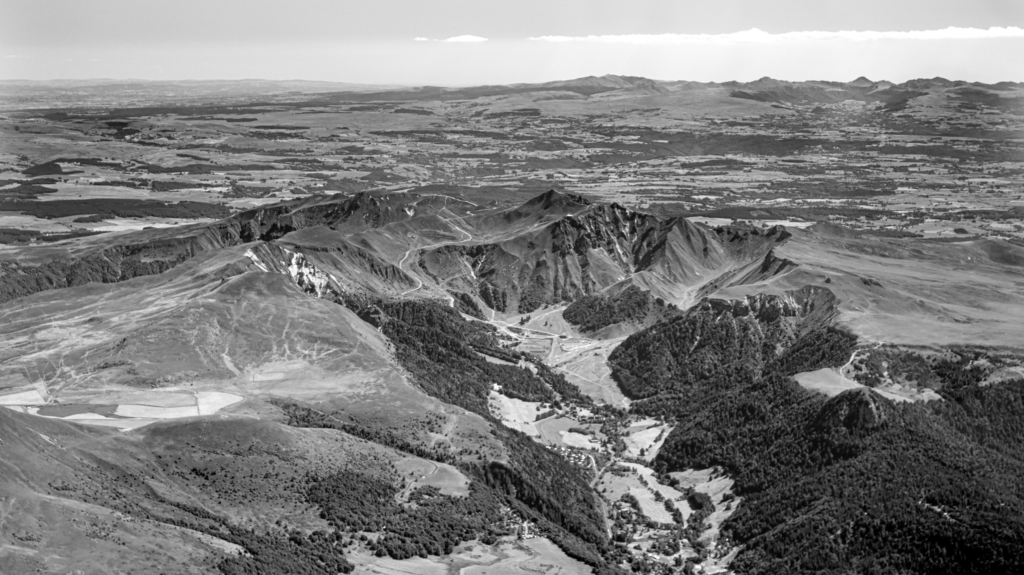 La station du Mont Dore, le Val de Courre, le Val d'enfer, le Roc de Cuzeau et le Puy Ferrand