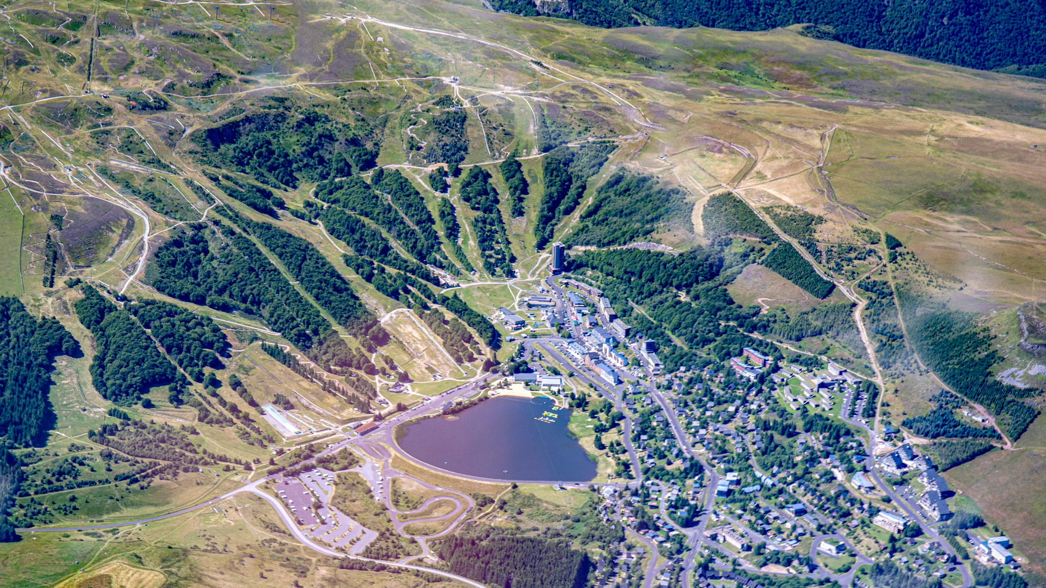 Station de Super Besse, vue sur le Lac des Hermines et le centre de la station de Super Besse