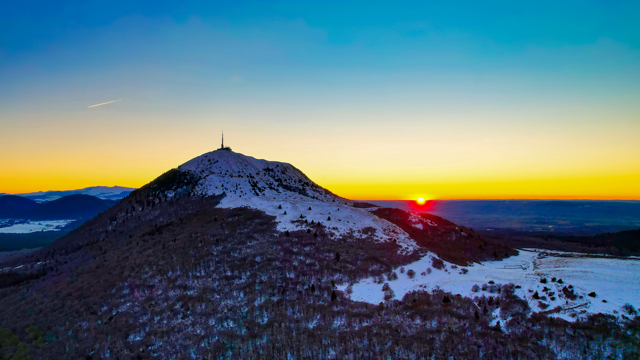 Puy de Dôme, sommet du Puy de Dôme enneigée