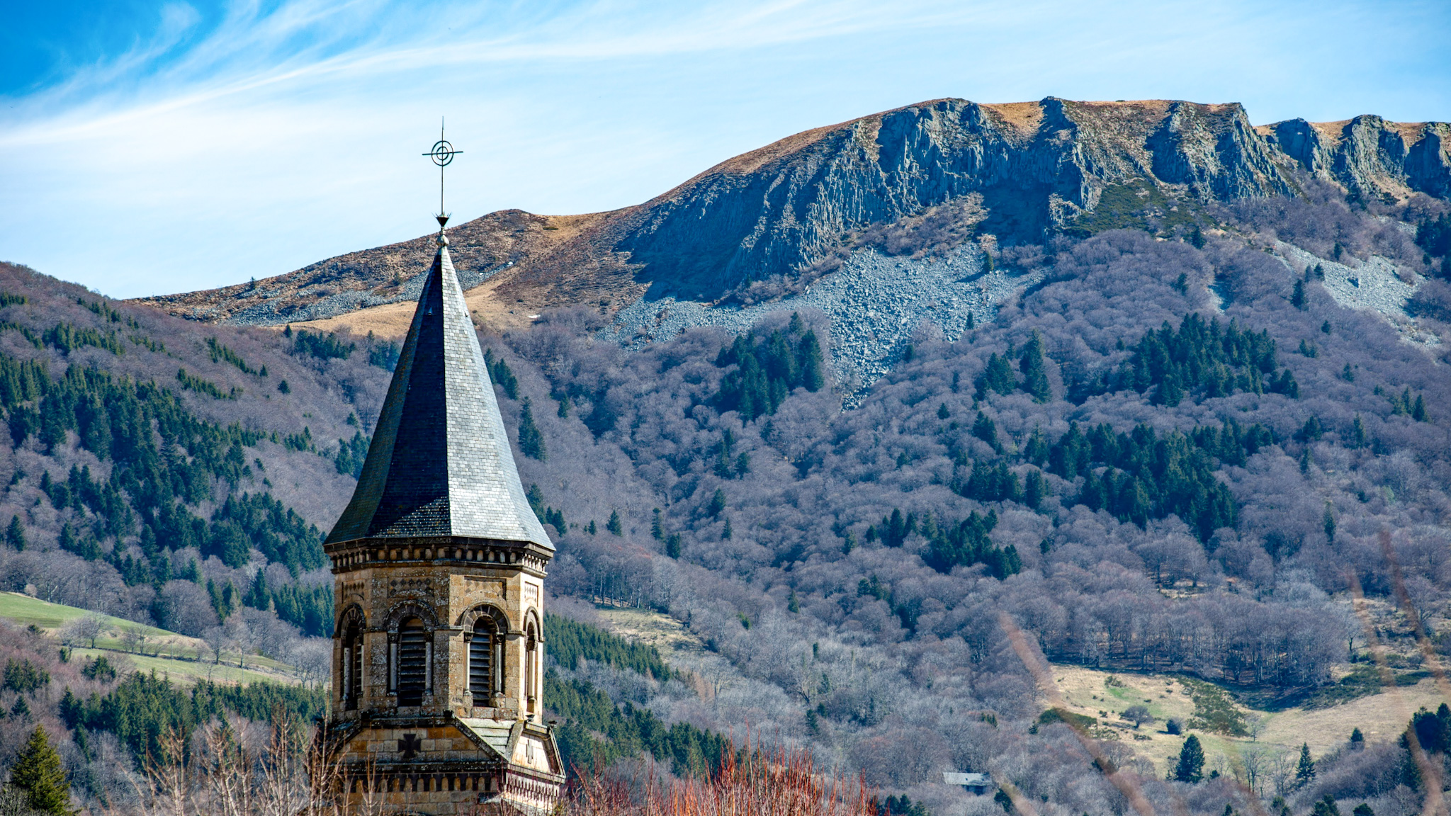 La Bourboule: le Puy Gros dominant la ville de la Bourboule